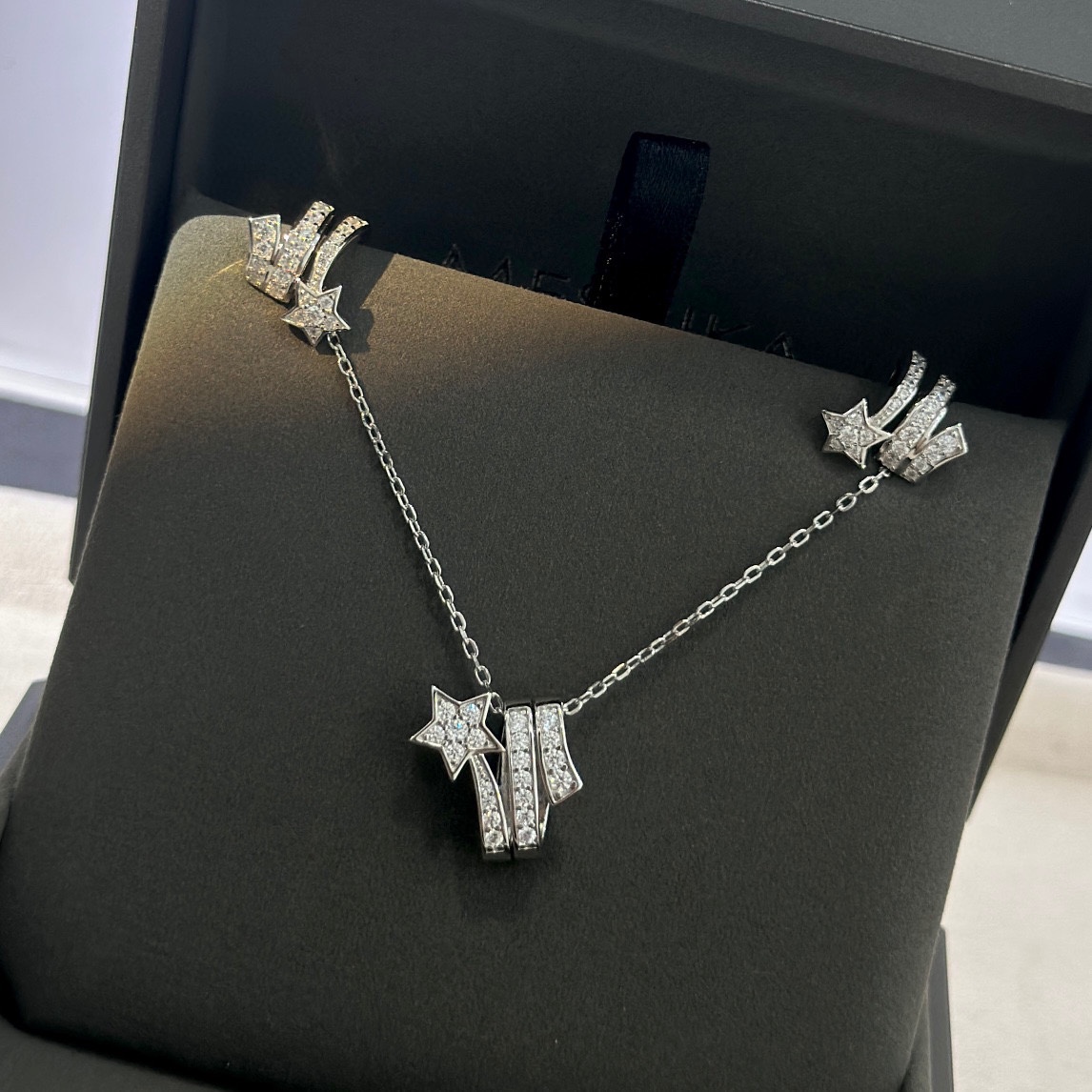 NO:106253,Xiaoxiangjia's Comet Meteor Set High-end Sterling Silver Gold Plated, versatile and exquisite!  Small diamond eight hearts and eight arrows high carbon diamonds, small diamonds are not thick in effect, the real thing is very beautiful. Look at the thickness of the side, the weight is sufficient. Look at the lettering and printing, there is no worry about fading. Sterling silver electroplated thick gold necklace 60 ear clips 65, jewelry quality, chanel, necklace, pure silver, gold plating19860909小香家 的彗星 流星 套装 高端纯银镀金,百搭款,精致！小钻八心八箭高碳钻,小钻效果拍不粗来,实物很漂亮.看一下侧面厚度,分量足足.看字印,永无褪色担忧 纯银电镀厚金 项链 60 耳夹 65,饰品精品,chanel,necklace,pure silver,gold plating,Jewelry