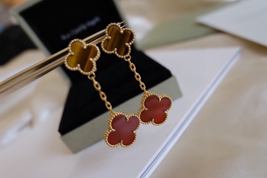 NO:106263,Van Cleef & Arpels VCA new model!  Heavy industry!  Four-leaf clover double flower ears. Tiger eyes   red agate. Thick gold electroplating, ultra-long color conservation, the texture of real gold is super good, the counter is proportional and the flower shape is positive. Note that our home uses natural tiger eyes and red agate, non-artificial fake stones!  !  The colors and patterns are naturally formed by natural stones, which are invincible in color, and are welcome to compare!  !  Goddess style!  Ear shot design, full of high-end feel!  The dull clothing color matching in autumn and winter needs to be embellished with eye-catching accessories to increase the layering. It is very beautiful with a coat!  Very white!  Super present and super aura!  , jewelry boutique, van cleef19860909梵克雅宝VCA 新款！重工！四叶草双花耳拍.虎眼 红玛瑙 厚金电镀,超长保色, 真金质感超级赞,专柜对版比例,花型正,注意我们家用的是天然虎眼石和红玛瑙,非人造假石！！色泽,纹路都是天然石自然形成,炫彩无敌哒,欢迎对比！！ 女神款！耳拍设计,高级感十足！秋冬沉闷的服装配色就需要亮眼的饰品点缀,增加层次感 配大衣非常漂亮！很显白！存在感超强,超级有气场！,饰品精品,van cleef,Jewelry