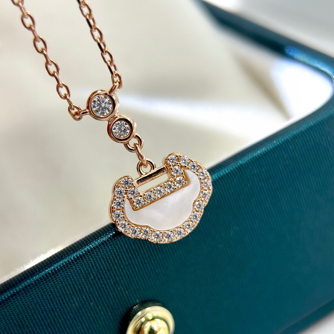 NO:106276,Yu Yi series Ruyi Lock Double Diamond Necklace Inspired by ancient Chinese traditional jewelry with meaning and mystery - Long Life Lock (also known as Ruyi Lock) has the symbolic meaning of peace and protection. Carry the hope for a better life and things. It is also called Long Life Lock and Life Lock. Solid the most important and most beautiful blessings on the lock. Auspicious and wishful objects. Imported S925 sterling silver is made of electroplated thick gold. Paired with white fritillar necklace, jewelry quality, necklace, pure silver19860909Yu Yi系列如意锁双钻项链 灵感来自富有寓意及神秘色彩的古老中国传统饰品——长命锁 (又称如意锁) 有着平安与保护的象征意义 承载着对美好生活与事物的企盼 也叫长命锁、寄命锁.把最重要 最美好的祝福凝固在锁上 吉祥如意之物 进口 S925纯银材质电镀厚金 搭配白贝母 项链,饰品精品,necklace,pure silver,Jewelry