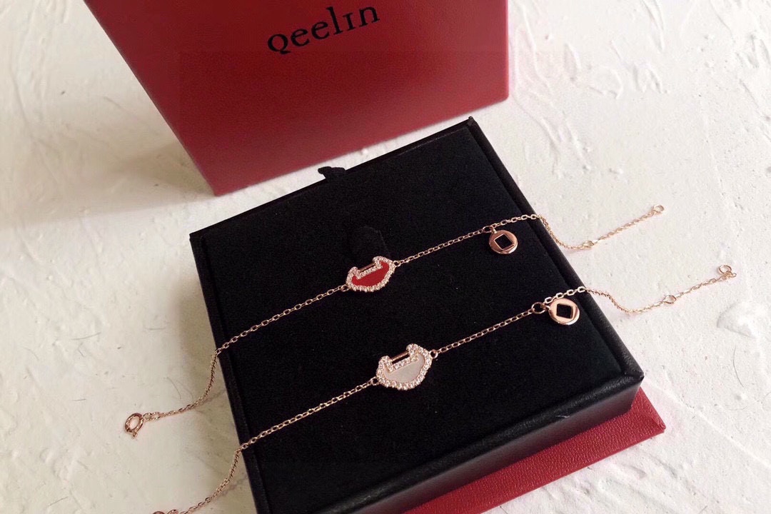 NO:106282,[Purchase level] Qeelin Kirin Jewelry Yu Yi series Ruyi Lock Copper Coin Bracelet Inspired by ancient Chinese traditional jewelry with meaning and mystery - Long Life Lock (also known as Ruyi Lock) has the symbolic meaning of peace and protection. Carry the hope for a better life and things, also known as Long Life Lock and Life Lock. Solid the most important and most beautiful blessings on the lock. Auspicious and wishful objects. Imported S925 sterling silver material is electroplated thick gold with natural red agate or white fritillaria. Two colors are available, jewelry quality, qeelin, bracelet, pure silver19860909【代购级别】Qeelin 麒麟珠宝 Yu Yi系列如意锁铜钱手链 灵感来自富有寓意及神秘色彩的古老中国传统饰品——长命锁 (又称如意锁) 有着平安与保护的象征意义 承载着对美好生活与事物的企盼 也叫长命锁、寄命锁.把最重要 最美好的祝福凝固在锁上 吉祥如意之物 进口 S925纯银材质电镀厚金 搭配天然红玛瑙or白贝母 两色可选,饰品精品,qeelin,bracelet,pure silver,Jewelry