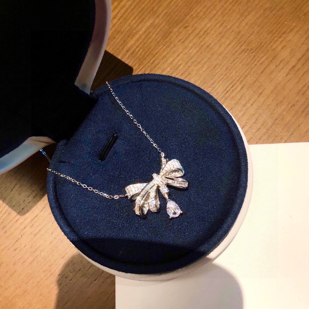 NO:106288,Graff Bow Drop Diamond Necklace Elegant and sweet style Electroplating thick gold High-end luxury atmospheric A must-have for dinner party disco The standard of wealthy white and rich beauty bows Clavicle short chain Shining diamond goddess White and rich beauty temperament, jewelry boutique, necklace19860909Graff 格拉芙 蝴蝶结 水滴钻 项链 优雅中带着甜美的一款 电镀厚金 高端奢华大气 晚宴蹦迪必备 富贵白富美标配 蝴蝶结 锁骨短链 闪耀钻石女神白富美气质,饰品精品,necklace,Jewelry