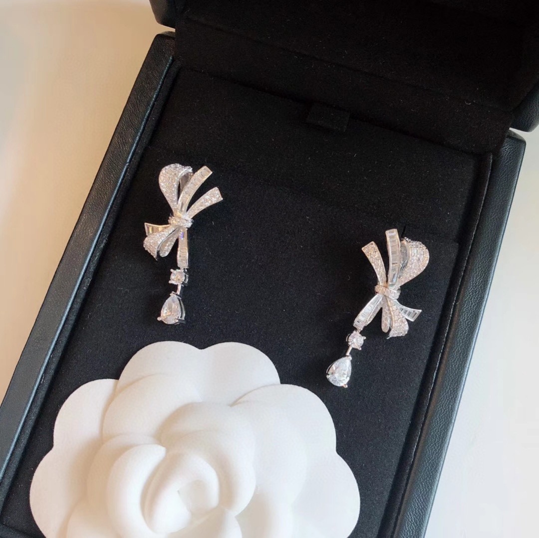 NO:106291,Graff Bow Drop Drop Drill Earrings Elegant and sweet earrings S925 Sterling Silver Electroplating Thick Gold High-end Luxury Atmospheric A must-have for dinner party disco, fine accessories, pure silver19860909Graff 格拉芙 蝴蝶结 水滴钻耳钉 优雅中带着甜美的一款耳钉 S925纯银 电镀厚金 高端奢华大气 晚宴蹦迪必备,饰品精品,pure silver,Jewelry