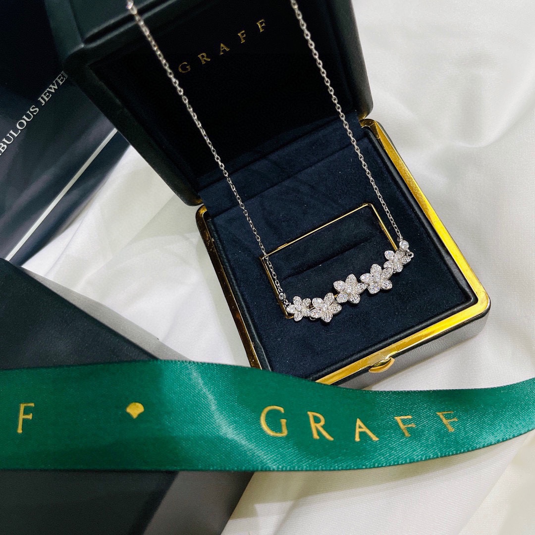 NO:106274,The flagship store of the big brand Graff is launched simultaneously. The latest model, Flowers, Five Flowers, Necklace, Flowers, Flowers are just right. A model that seems simple but is very exquisite in the style and craftsmanship. Not to mention the customized high-carbon diamonds, the style is neat and has an impeccable beauty, and it looks very lively. S925 silver-plated platinum does not fade, simple style is classic and elegant. Necklace, jewelry quality, graff, necklace19860909大牌 Graff 格拉夫 旗舰店同步上新 最新款 花朵 五花 项链 花朵比例恰到好处.看似简单却很考究版型工艺的一款,先不说定制的高碳钻,版型周正,拥有无可挑剔的美感,显得非常灵动 S925银镀白金不过敏不掉色,简单款经典大方 项链,饰品精品,graff,necklace,Jewelry