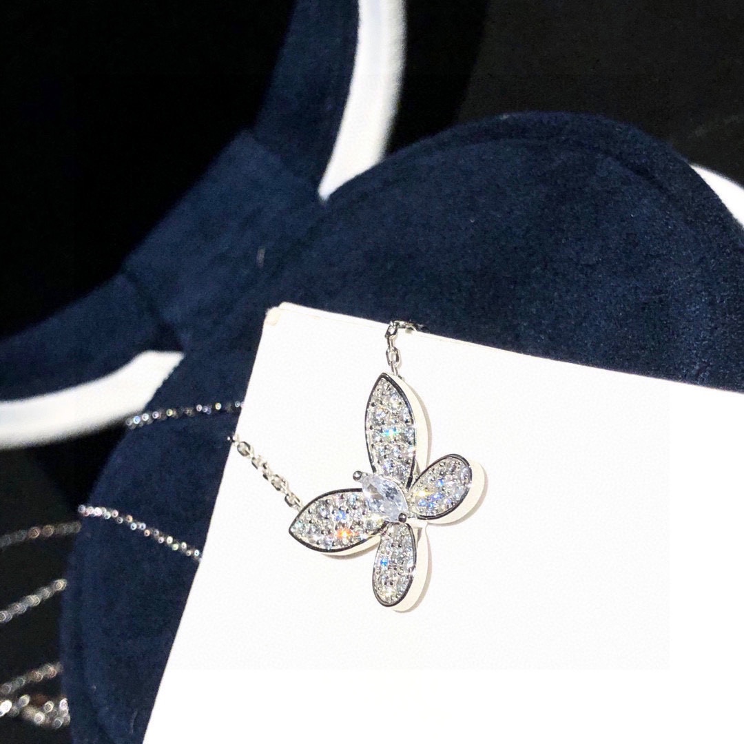 NO:106277,Graff GRAFF Butterfly Butterfly Full Diamond Necklace High-end Custom Inlay Classic Styles for Daily Wearing Basically I have never seen one that is not good-looking. It is especially suitable for daily gatherings, dates, and food. It has both femininity and high-end taste. The cobalt stone used by Graff F must be Fine White's very white grade, which is always eye-catching. The cost-effectiveness is very high, the workmanship is very meticulous, the jewelry is fine, graff, necklace19860909格拉夫 GRAFF Butterfly蝴蝶鹅满钻项链 高端定制镶嵌 日常戴的经典款 基本上没看过戴得不好看的,特别适合平常聚会,约会,食饭戴,既有女人味又有高级品位的感觉, Graff F所F采用的铺镶鈷石一定是 Fine White非常白的等级,总是令人眼前一亮.性价比都很高,做工非常的细致♀,饰品精品,graff,necklace,Jewelry