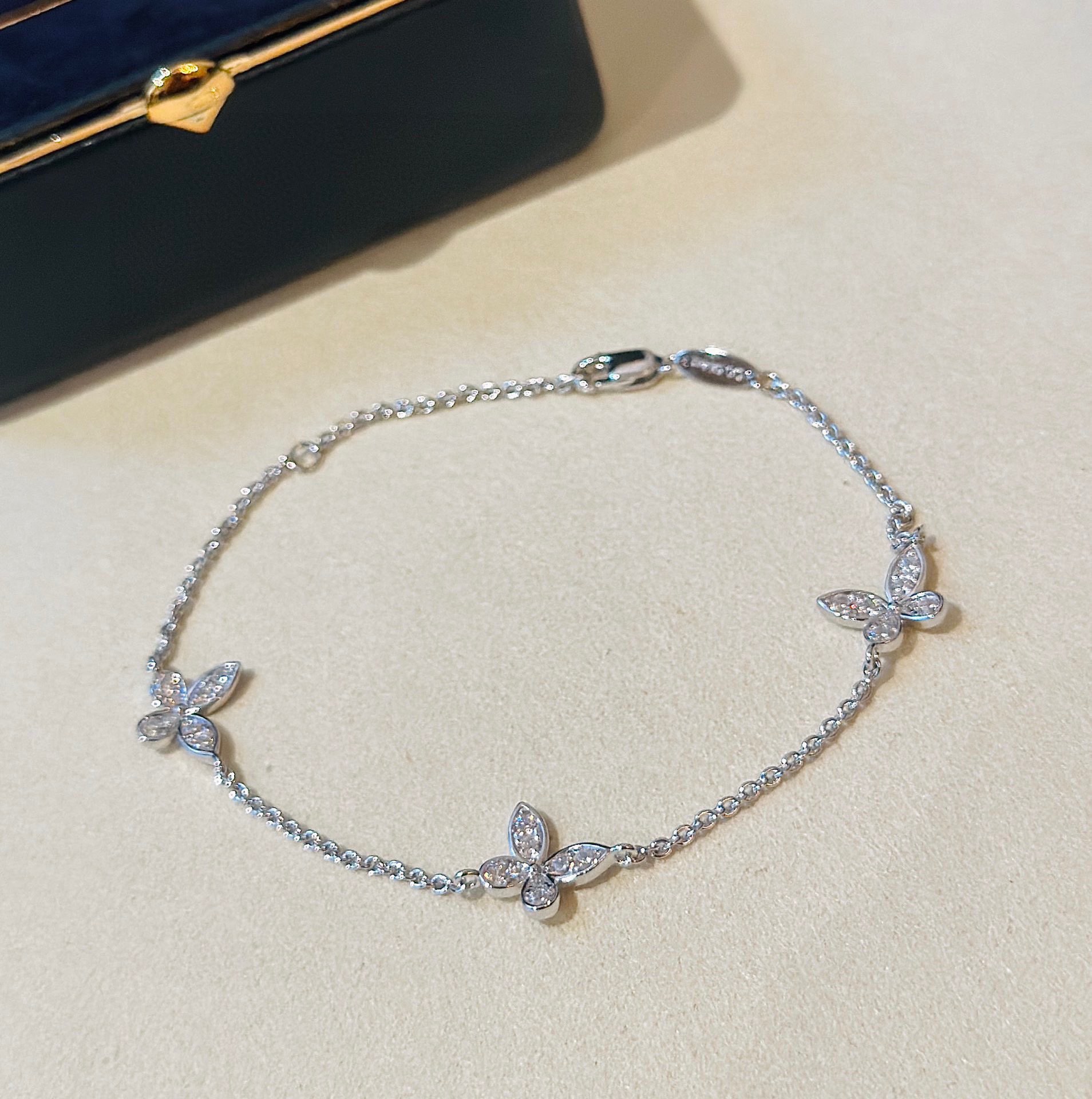NO:105869,Graff Butterfly Full Diamond Bracelet Jewelry GRAFF Jewelry is made of the top zircon, lifelike, sophisticated cutting High-end 925 sterling silver custom-made inlaid with high carbon diamonds bling bling Super graceful design, luxurious and noble, comfortable to wear, elegant and beautiful bracelet, jewelry boutique, graff, bracelet, pure silver19860909格拉夫 蝴蝶 满钻 手链 珠宝 GRAFF珠宝 采用最顶尖的 锆石 栩栩如生,精工的切割 高端925纯银定制镶嵌高碳钻 bling bling 超级重雍容的设计,奢华高贵,佩戴舒适 大方漂亮 手链,饰品精品,graff,bracelet,pure silver,Jewelry