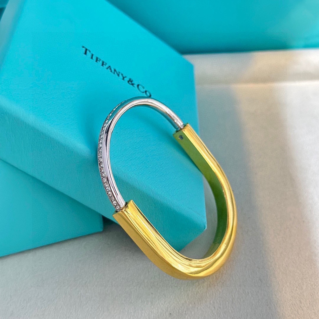 NO:105887,Tiffany 23c new model is popular, U-shaped lock, color separation, bracelet, full of European and American style, essential for human hands, super-sophisticated, sub-gold material electroplated 18k gold, anti-allergic treatment, two-color bracelet, jewelry quality, tiffany, bracelet19860909Tiffany 蒂芙尼 23c新款火爆登场 U型锁 分色 手镯 欧美范十足 人手必备 超精工打造 亚金材质电镀18k金 防过敏处理 双色手镯,饰品精品,tiffany,bracelet,Jewelry