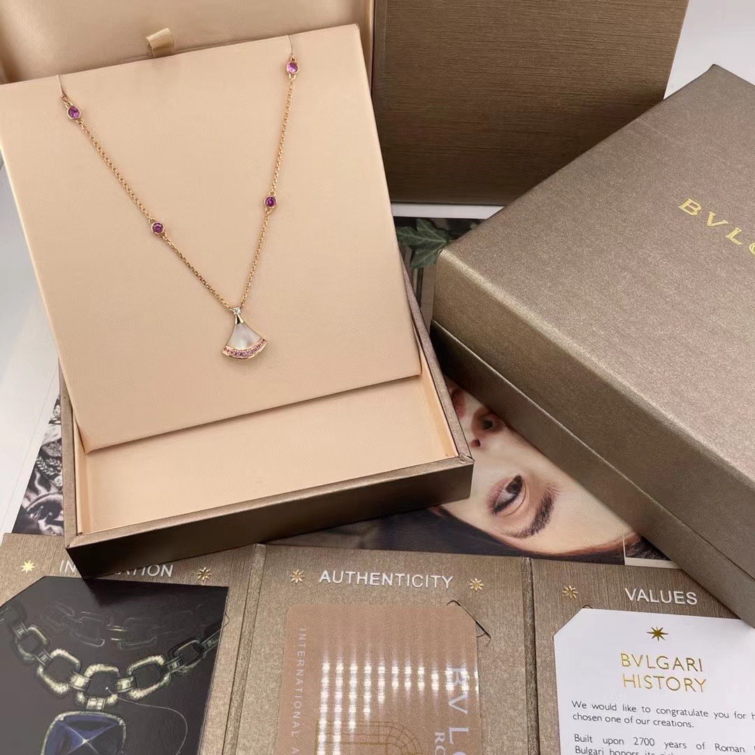 NO:106283,High-end customization BV latest Chinese Valentine's limited edition white fritillary pink skirt necklace The small fan necklace that Liu Yifei appeared in Abu Dhabi promotional advertisements was back with a brand new design. It has just been launched. The necklace is cleverly inlaid with a turquoise and is also embellished with a pavé diamond, which fully reflects the inheritance of Roman culture. The whole body is 925 sterling silver inlay craftsmanship 18k thick gold upgraded high-end electroplating thick gold electroplating, and the texture and color conservation are first-class!  This work is elegant and timeless, praising the beauty of nature. It symbolizes generosity, sincerity and emotion. It is also the birthday stone of December. It is also the traditional gem of our China. High-end champagne gold electroplated thick gold necklaces, fine jewelry, bottega veneta, skirts, necklace, pure silver19860909高端定制 BV最新 七夕限量款 白贝母 粉裙子 项链 被问爆的刘亦菲在阿布扎比宣传广告中出现的小扇子项链 用全新的设计重新回来了,刚刚上市,项链巧妙镶嵌一颗绿松石,更点缀密镶钻石,对罗马文化的传承体现得淋漓尽致.通体925纯银镶嵌工艺18k厚金升级高级电镀厚金电镀,质感和保色都是一流！ 这款作品优雅隽永,礼赞自然之美.象征着慷慨真诚与情感,也是12月的生辰石,也是我们中国的传统宝石,高级 香槟金 电镀厚金 项链,饰品精品,bottega veneta,skirts,necklace,pure silver,Jewelry