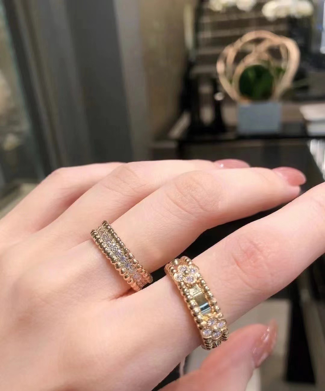 NO:105498,Van Clerk Arpels vca Kaleidoscope Narrow Edition Full Diamond Ring Super Heavy Industry Style, made in separate parts, electroplated thick gold, thick gold, thick gold!  It’s super bad to say~~~[Arrogant] Fashionable stacking styles are super handsome, and can be worn alone with just one ring!  Heavy Industry Co., Ltd., Rose Gold, Three Colors, 678 yards, fine jewelry, van cleef, ring, gold19860909梵克雅宝 vca 万花筒 窄版 满钻戒指超级帅超级重工的款式,分件制作,电镀厚金,厚金,厚金！超级流弊的说~~~[傲慢]时尚款叠戴超级帅单个佩戴也是一个戒指就能撑出台面了！重工款. 铂金 玫瑰金 黄金三色 678码数齐,饰品精品,van cleef,ring,gold,Jewelry