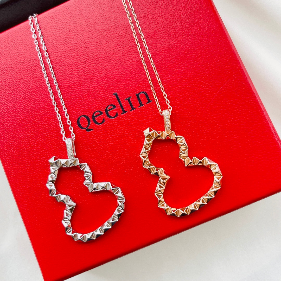 NO:104721,New style, same style of Shishi, Kirin jewelry, rivets, hollow gourds, necklaces, rose gold, platinum, high-end jewelry, Chinese elements and modern design, Wulu's shape is like a flower blooming, embellished in the shape, and welcomes spring and blessings with timeless colors. Platinum rose gold necklace, jewelry quality, qeelin, necklace19860909新款 诗诗同款 麒麟珠宝 铆钉 镂空 葫芦 项链 玫瑰金白金 高级珠宝 采用中国元素与现代设计融合 Wulu的形状 如花朵绽放 点缀于造型之中 用隽永之色迎春纳福.铂金玫瑰金 项链,饰品精品,qeelin,necklace,Jewelry