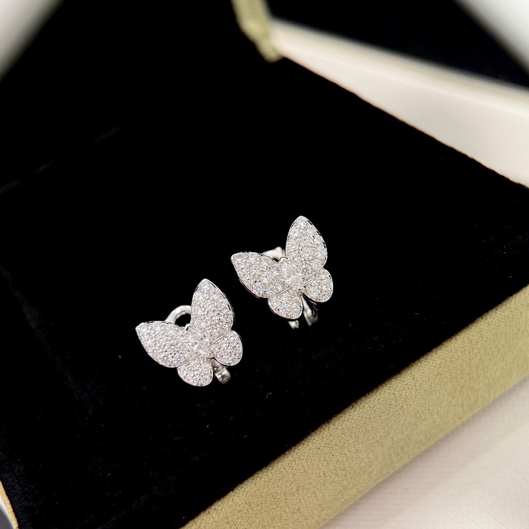 NO:104731,Fanjia Full Diamond, Butterfly, Diamond, Ear Shot is a symbol of elegant culture. Butterfly elemental jewelry, high-end custom inlay technology, age-reducing and personality, and adding highlights, and is an indispensable jewelry for daily life. Upgraded 5A high-carbon diamond, electroplated thick gold earrings, fine jewelry19860909梵家 满钻 蝴蝶 钻石 耳拍 是一款高雅文化的象征.蝴蝶元素饰品,高端定制镶嵌工艺 减龄又有个性,又能增加亮点,是日常必不可少的饰品 升级5A高碳钻 电镀厚金 耳钉,饰品精品,Jewelry