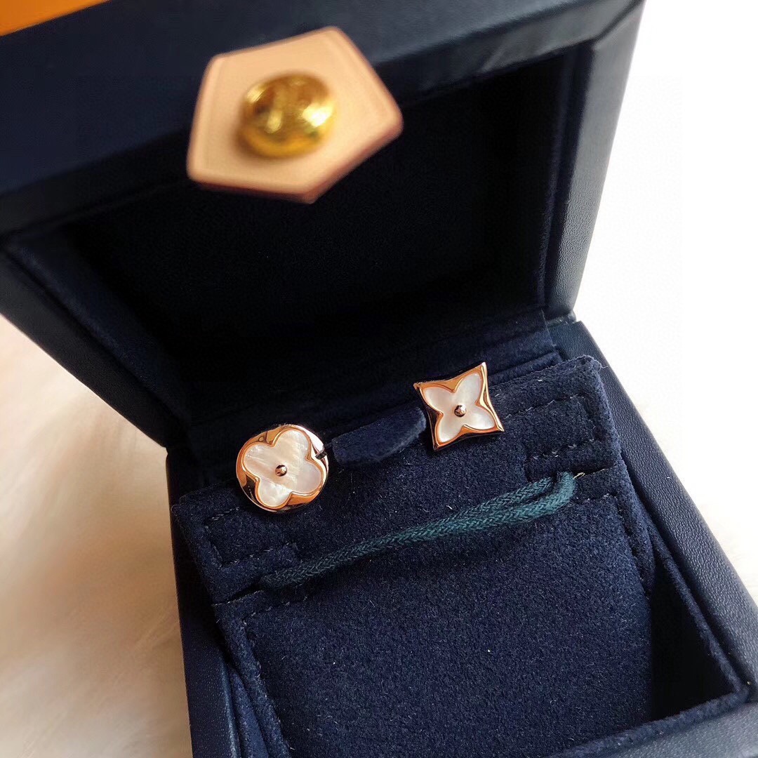 NO:104739,Lv Louis Vuitton Four-leaf clover asymmetrical earrings, everyday versatile, classic presbyopia, super beautiful, models that are not enough for sale in the counter, selected German imported s925 sterling silver, electroplated thick gold, jewelry boutique, louis vuitton, louis vuitton, pure silver19860909Lv 路易威登 四叶草不对称耳钉 日常百搭 经典款老花 超美腻 专柜不够卖的款 精选德国进口s925纯银材质电镀厚金,饰品精品,louis vuitton,louis vuitton,pure silver,Jewelry