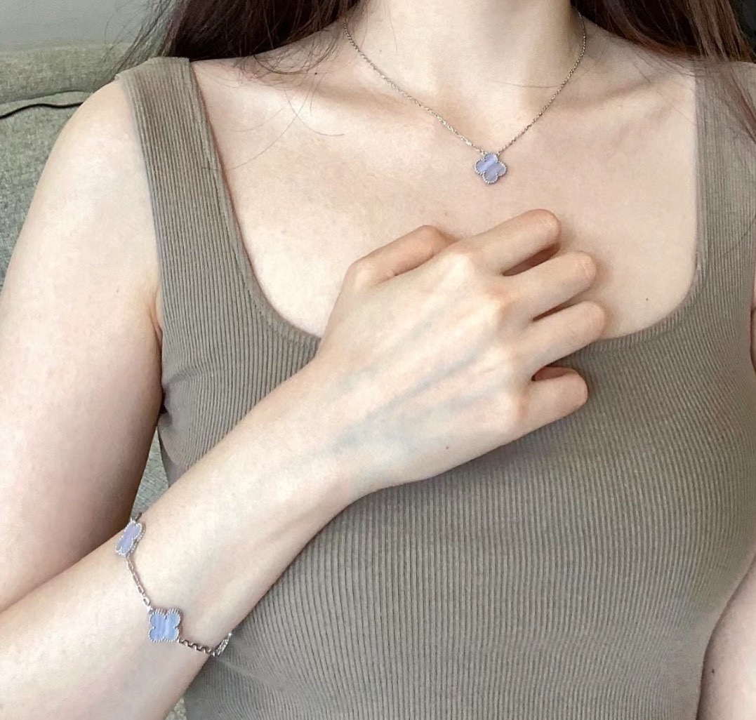 Unique High-End Jewelry: A-Vanan Family’s 18K Gold Necklaces with Natural Purple Corals - 图片 5