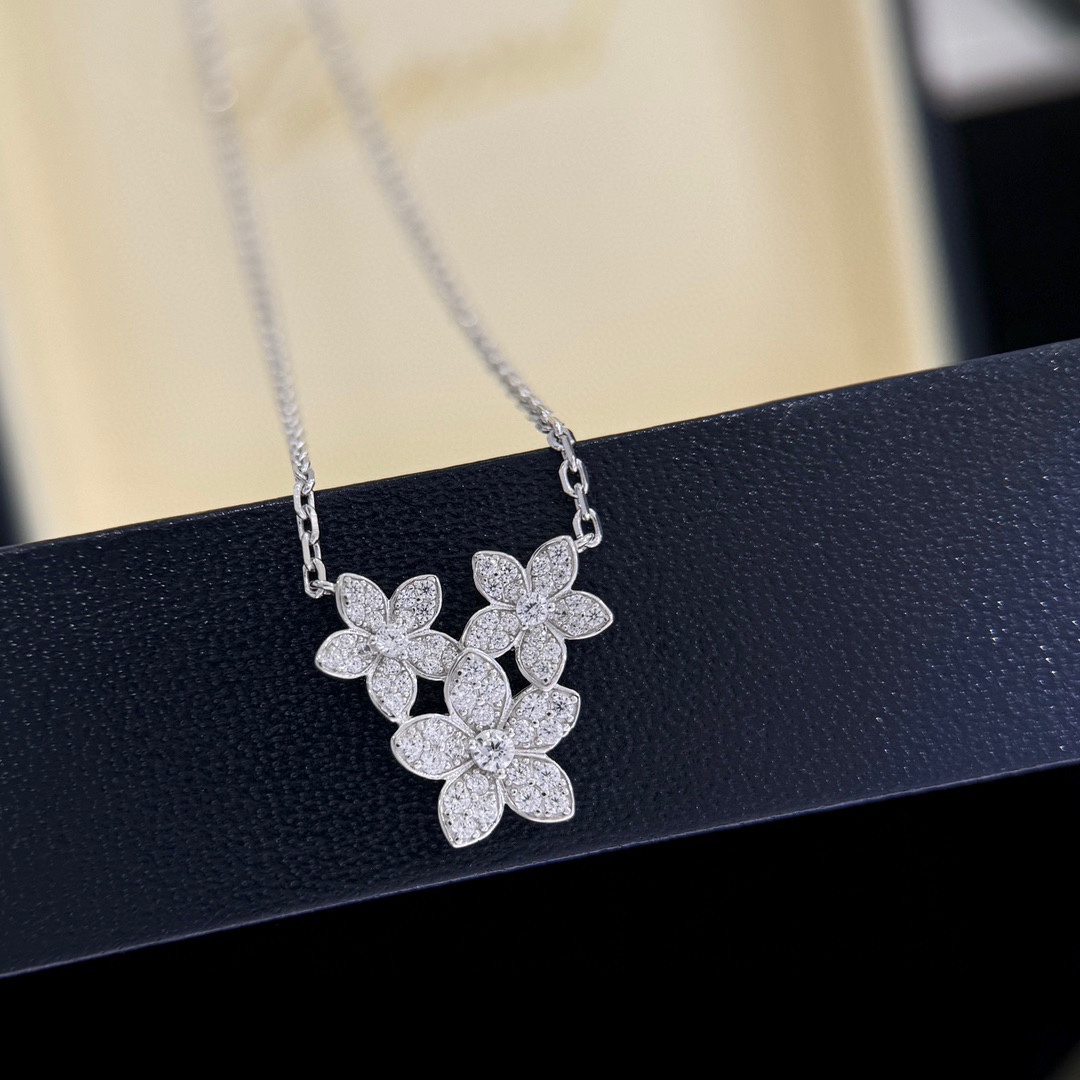 NO:104760,The flagship store of the big brand Graff is launched simultaneously. The latest model is three flowers and necklace. The flower proportions are just right. It has an impeccable beauty and looks very lively. Simple classic and elegant necklace, jewelry quality, graff, necklace19860909大牌 格拉夫 旗舰店同步上新 最新款 三花 项链 花朵比例恰到好处.拥有无可挑剔的美感,显得非常灵动 简单款经典大方 项链,饰品精品,graff,necklace,Jewelry