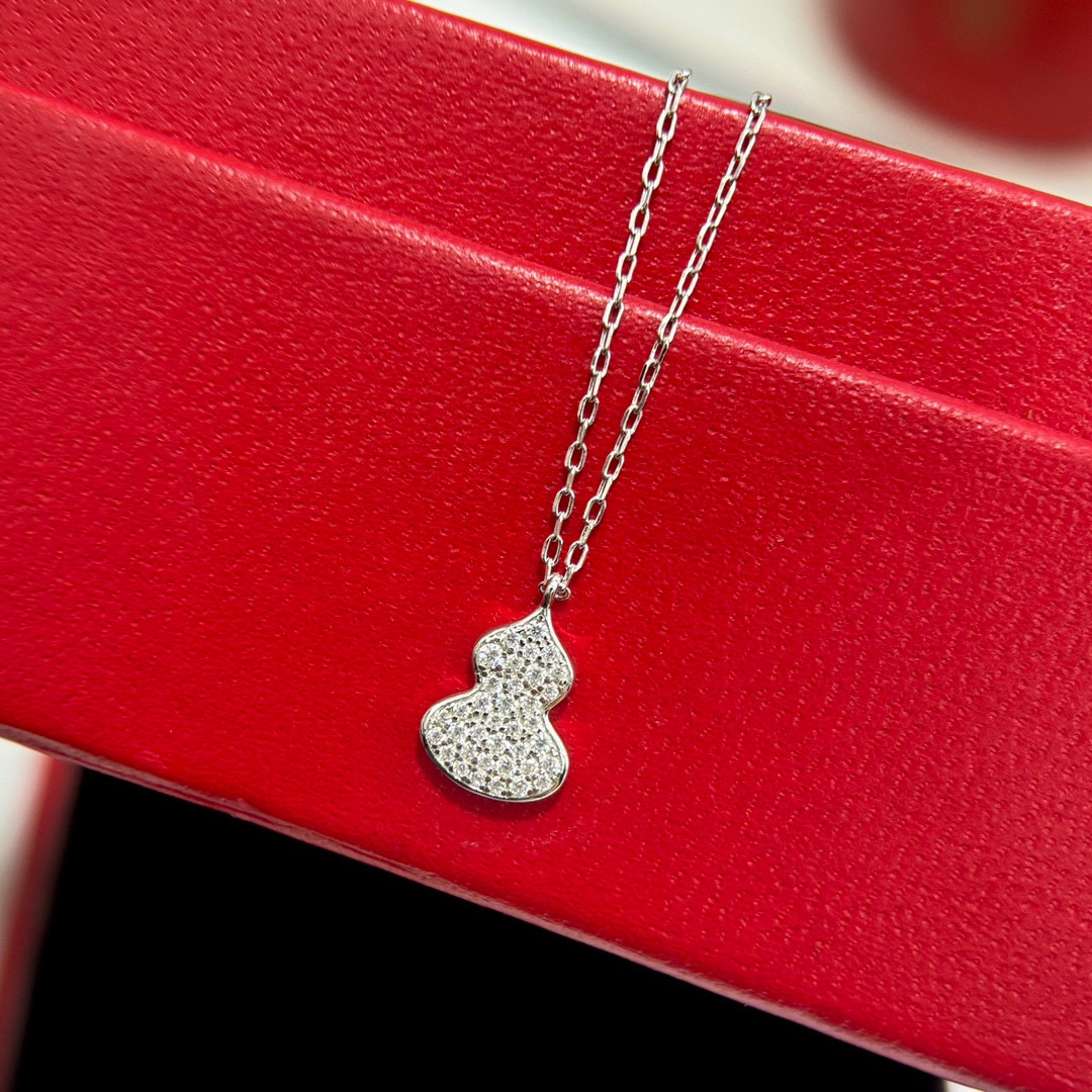 NO:104749,Kirin Jewelry Full Diamond Small Gourd Necklace High-end Jewelry Adopted with Chinese elements and modern design The shape of Wulu is like a flower blooming and embellished in the shape Use timeless colors to welcome spring and receive blessings. Imported electroplating gold plating plating necklace, jewelry quality, qeelin, necklace19860909麒麟珠宝 满钻 小葫芦 项链 高级珠宝 采用中国元素与现代设计融合 Wulu的形状 如花朵绽放 点缀于造型之中 用隽永之色迎春纳福 采用进口电镀咪金 铂金 项链,饰品精品,qeelin,necklace,Jewelry