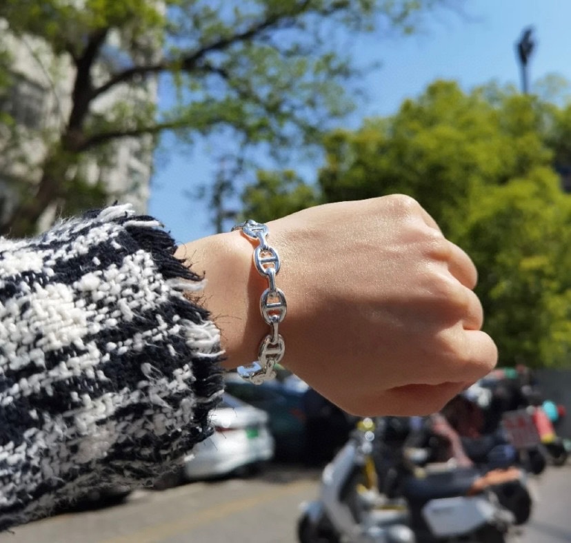 NO:112843,[Hermes Pig Nose Bracelet] The popular pig nose bracelet is made of ST size, and the opening design can be slightly adjusted!  Classic logo, opening design, all accessories are CNC on the machine, the hardware polishing is very delicate, the font is clear and neat, and the texture is invincible and perfect when you hold it in your hand!  Come on, everyone must get one, which is definitely one with a very high appearance rate!  Four words, shocking and perfect stacking and pig nose ring are all the most important rhythms for everyone to use. Please cherish them quickly and give them to others for your own use. Best friends, couples, sisters, absolutely tall, jewelry quality, hermes, bracelet19860909【爱马仕猪鼻子手镯】人气超火的猪鼻子手镯,做ST尺寸,开口设计可稍微调节！ 经典Logo,开口设计,配件全部CNC上机,五金抛光处理得非常细腻,字体清晰利落,拿在手上质感无敌完美！来,人手必入一个,绝对是出镜率佩戴率超高的一款！四个字,震撼完美叠戴跟猪鼻戒一起佩戴都是绝绝子基本人手一条的节奏,你们抓紧珍惜,送人自用,闺蜜,情侣,姐妹,绝对高大上,饰品精品,hermes,bracelet,Jewelry