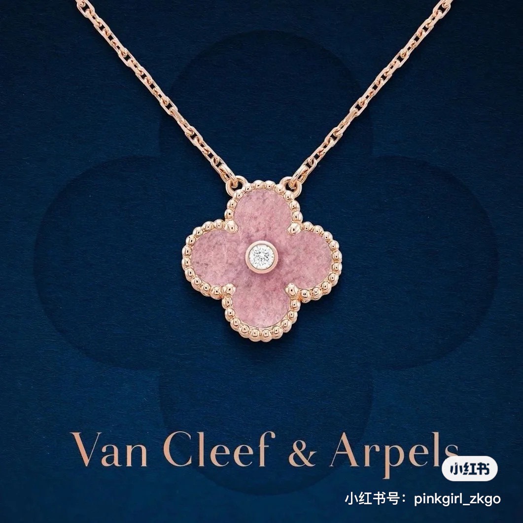 NO:115548,Vca Van Clerk Arpels Christmas Limited Edition Rose Hui Pink Ceramic Four-leaf Crocodile Necklace with Diamond Every year, the same style and different colors are always so surprising!  How many people are crazy about you? Long queues at the counter doors around the world are for you. Exclusive first release, first experience, selected imported electroplated 18k gold from Germany. Since we use natural stones, there will be color differences. Necklaces, jewelry fine products, van cleef, necklace19860909Vca 梵克雅宝 圣诞节限量版 蔷薇辉 粉陶瓷 四叶草带钻项链 每一年同款不同色 总是那么惊喜！多少人为你疯狂的款.世界各地的专柜门口排长队伍都是为你而来 独家首发 抢先体验 精选德国进口电镀18k金 由于我们使用天然石头 所以会有色差 项链,饰品精品,van cleef,necklace,Jewelry