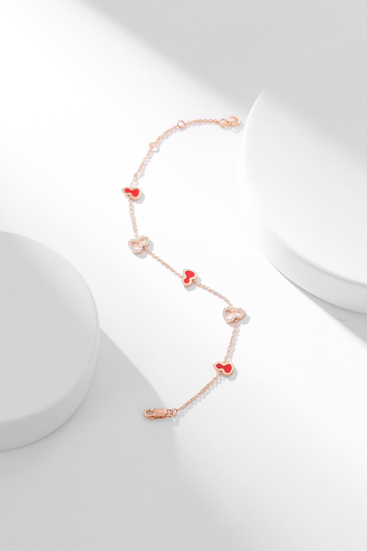 NO:112857,Qilin small gourd red agate bracelet, the color must be exactly the same as the counter shot, very positive red. The gourd bracelet, rose gold, the most beautiful Chinese red, exquisite Kirin red gourd, auspicious gourd absorbs wealth, loves Chinese red to Chongchong the most..., jewelry quality, qeelin, bracelet19860909麒*麟小葫芦红玛瑙手链,色泽和专柜拍出来必须一模一样的,非常正的红色.葫芦手链,玫瑰金色,最美中国红,精致麒麟红葫芦,吉祥葫芦吸纳财气,最爱中国红冲冲冲…,饰品精品,qeelin,bracelet,Jewelry