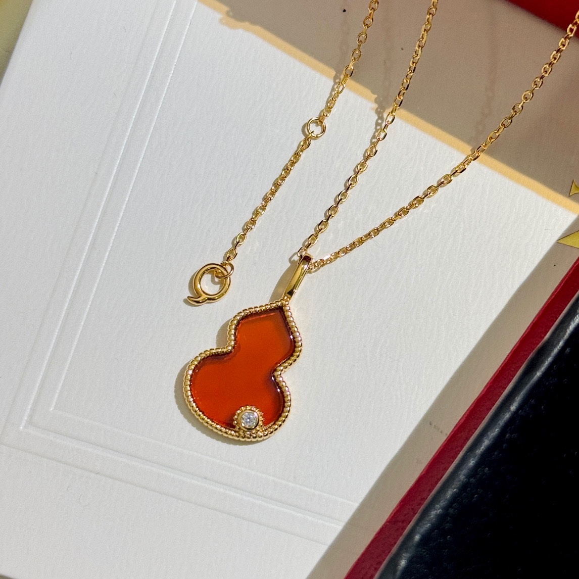 NO:104755,National trend style, ancient style, hot, natural red agate, gourd with diamonds, necklace, high-quality re-creation, inlaid 18k thick gold upgraded electroplating, high-quality, super color protection, fine creation, beautiful meaning of gourd, good fortune, peace and smooth, fashionable design style, exquisite temperament, full of design, gentle, elegant and noble upper body, modify the neck, and has a slender beauty rose gold necklace, jewelry quality, necklace19860909国潮风 古风 火爆 天然红玛瑙 葫芦带钻 项链 高品质重打造 镶嵌18k厚金升级电镀 高品质 超强保色 精细打造 葫芦的美好寓意福禄双全,平安顺遂 时尚设计风格 气质精致,设计感满满,上身温柔优雅又显贵气,修饰脖颈,有纤细的美感玫瑰金 项链,饰品精品,necklace,Jewelry