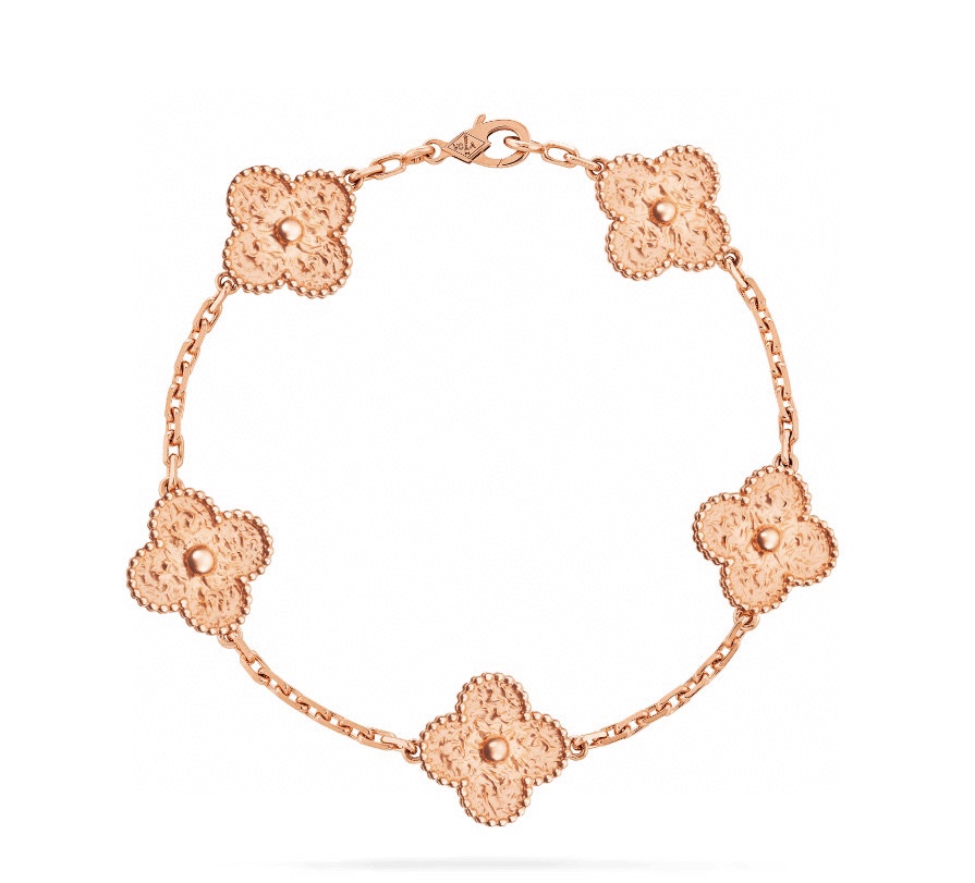 NO:112860,Classic Van Clerk Arpels Four-leaf Crop Five-flower Bracelet, VCA gold-plated four-leaf Crop shines like diamonds. This plain gold bracelet is very high-end when worn alone. Remember to choose rose gold and gold. Both white belts are beautiful in both colors. Yellow skin, the rose gold you choose is much more beautiful than the photos!  , jewelry boutique, van cleef, bracelet, gold19860909经典款梵克雅宝四叶草五花手链,vca烫金四叶草闪耀如钻 这款素金手链 ,单戴叠戴都很高级.切记有玫瑰金和黄金的选择,白皮带两种颜色都很美.黄皮肤,选择的玫瑰金,实物比照片美多了！,饰品精品,van cleef,bracelet,gold,Jewelry