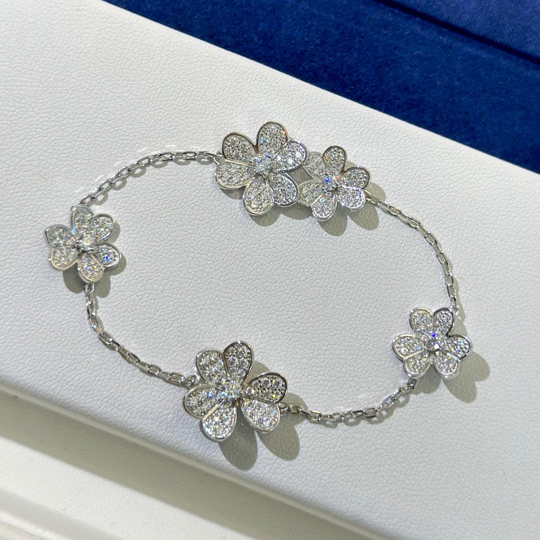NO:115553,Vca Clover, full diamond and five-flower bracelet. This brand really likes the exquisite Clover. It is both beautiful and has a good meaning and versatile. It is also a recommended model that is durable!  Shining is adorable, she is absolutely elegant when worn, and she becomes a little fairy in seconds!  High-end inlaid with high carbon diamonds. The three-dimensional four-leaf clover is really a special plus in summer!  Electroplating thick gold bracelet, jewelry quality, bracelet19860909Vca三叶草 满钻五花 手链 这个牌子真的是太喜欢很精致的三叶草既美貌又有好的寓意百搭,还耐看推荐款呀！闪闪惹人爱,戴上绝对超有气质,秒变小仙女！高版镶嵌高碳钻 立体的四叶草在夏天真的是一个特别加分的饰品！ 电镀厚金 手链,饰品精品,bracelet,Jewelry