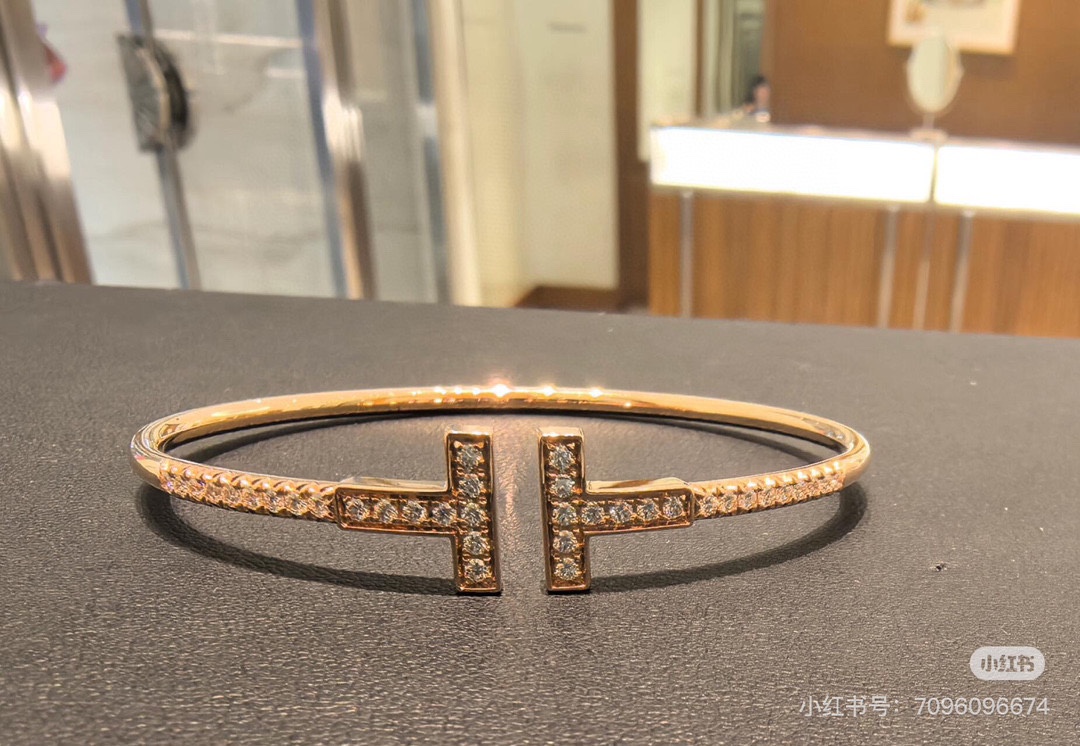 NO:107225,The new T must-have artifact, smiley face, double T 2.0 version full diamond bracelet, it looks really good, couple model, heavy industry design, exquisite skills inlay craftsmanship 18k thick gold upgraded high-end electroplating, Midea Suffering the hottest new model this summer, the 2.0 version of double T bracelet, there are more diamonds, more shining, come quickly, bring your highlight moments!  Platinum rose gold electroplated thick gold bracelet, jewelry quality, bracelet19860909新款T 必备神器 笑脸 双T 2.0 版本满钻 手镯 真的太好看啦 情侣款 重工设计 精湛技艺镶嵌工艺18k厚金升级高级电镀 美的窒息今年夏天最火爆新款 双T手镯2.0版本来咯,钻石更多,更加闪耀快来 快点带上属于你的高光时刻吧！白金玫瑰金 电镀厚金 手镯,饰品精品,bracelet,Jewelry