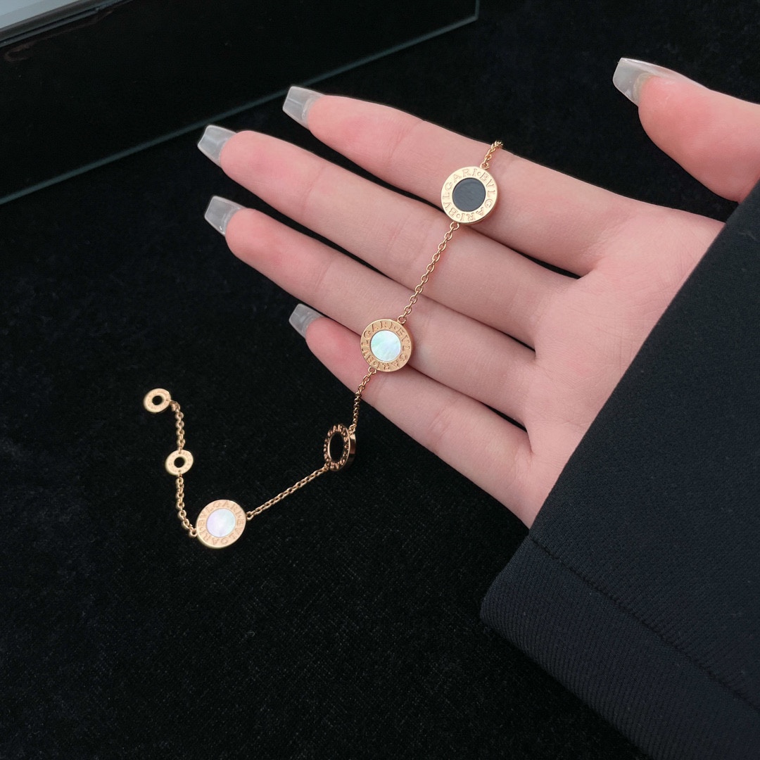 NO:106998,Classic Mother of Pearl Four Flower Bracelet Crazy Bracelet I really like it!! Super versatile!  It is really beautiful with the bracelet folding belt. The double logo design draws inspiration from the arc of ancient coins, the colorful gems are injected with new vitality into the bracelet, the B V four-flower bracelet is inlaid with mother of pearl and onyx, and a god-level combination. The full logo is carved using a fine engraving machine, perfect ZP craft effect, jewelry quality, bracelet, bracelet19860909经典珍珠贝母四花手链 疯狂的手链真的真的超级超级喜欢!!超级百搭！跟手镯叠带一起/真的是太漂亮啦 双logo设计从古币的弧形中汲取灵感,多彩宝石注入手链新的活力,B V四花手链镶嵌珍珠贝母与缟玛瑙,神级组合. 全logo使用精雕机雕刻而成,完美的ZP工艺效果,饰品精品,bracelet,bracelet,Jewelry