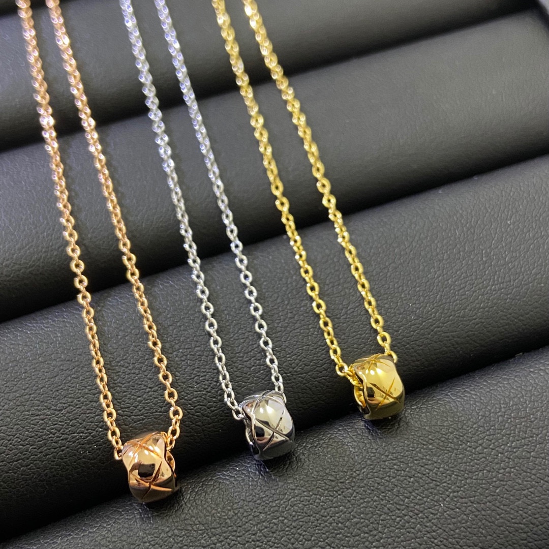 NO:107002,Xiaoxiangjia Coco Crush new style diamond circle glossy necklace continues the design sense of the first generation Coco Crush necklace. Platinum Rose Gold Gold Three-color Necklace, jewelry boutique, chanel, necklace, gold19860909小香家 Coco Crush新款 菱格 圆圈 光面项链 延续了第一代Coco Crush项链的设计感.白金 玫瑰金 黄金三色齐 项链,饰品精品,chanel,necklace,gold,Jewelry