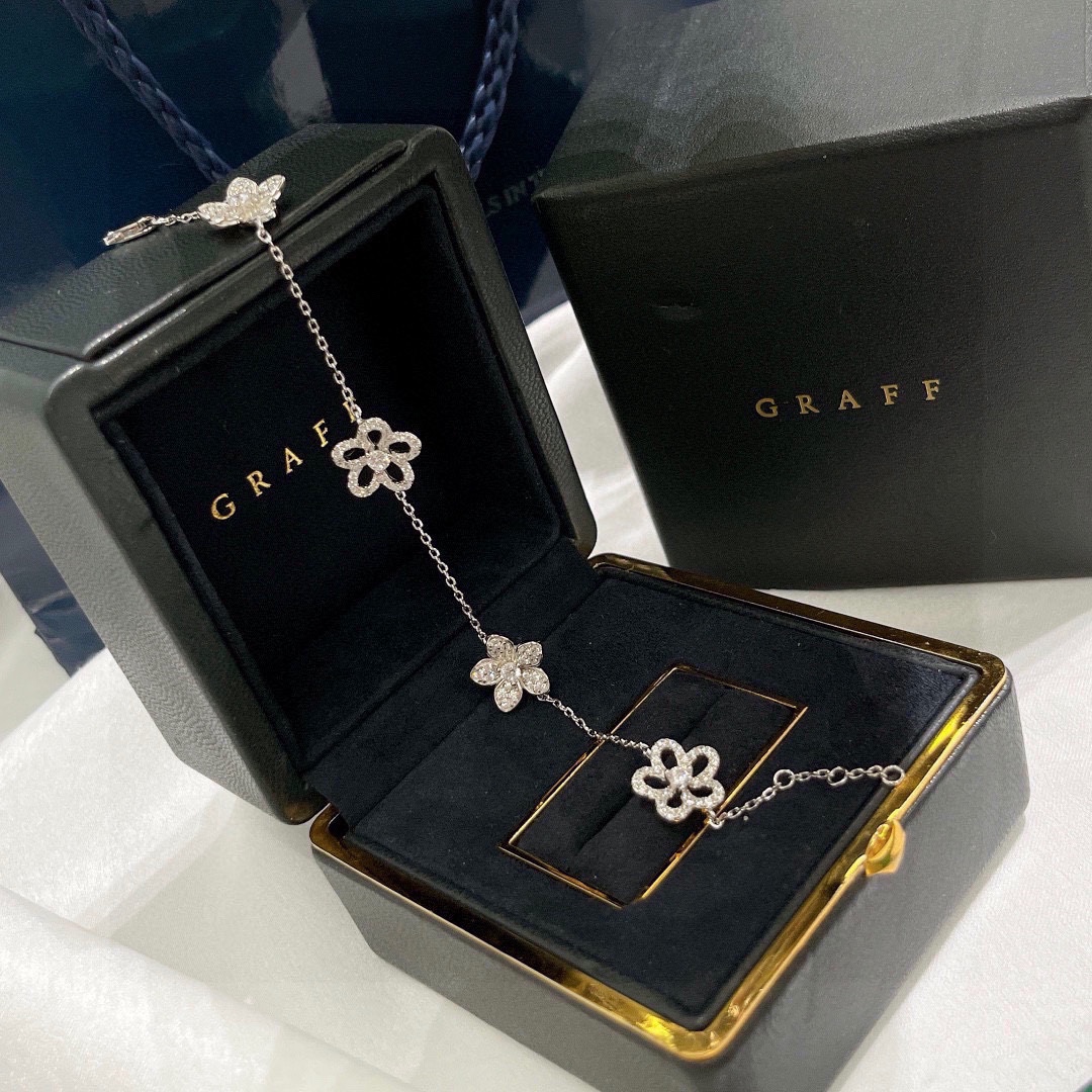 NO:107004,The flagship store of the big brand Graff is launched simultaneously. The latest model Flower Bracelet Flower ratio is just right. It seems simple but very exquisite in the style and craftsmanship. Not to mention the customized love diamonds, the style is neat and has an impeccable beauty, and it looks very lively. S925 silver-plated platinum does not fade, simple classic and elegant bracelet, jewelry quality, graff, bracelet19860909大牌 Graff 格拉夫 旗舰店同步上新 最新款 花朵 手链 花朵比例恰到好处.看似简单却很考究版型工艺的一款,先不说定制的爱心钻,版型周正,拥有无可挑剔的美感,显得非常灵动 S925银镀白金不过敏不掉色,简单款经典大方 手链,饰品精品,graff,bracelet,Jewelry