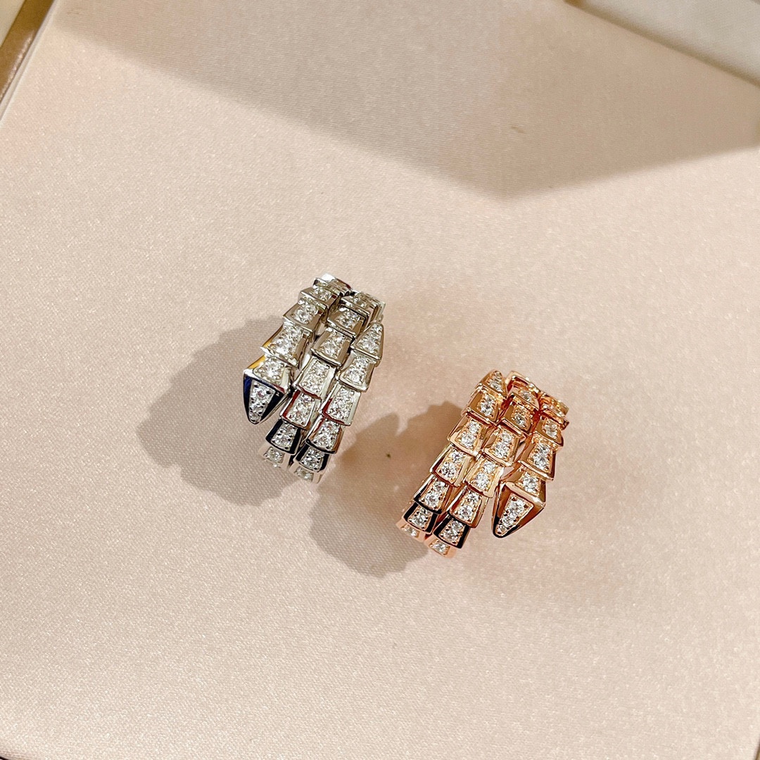 NO:107006,Bv Home SERPENTI Series Three-layer Full Diamond Snake Ring The highest version on the market!  !  The workmanship is as shown in the picture. Welcome to compare the products. Exclusive imported electroplating thick gold is made of imported spring silver. It does not deform, does not fade but is allergic. It is not picky about the opening. Adjustable. Platinum. Two colors of rose gold. Electroplating thick gold. Ring, jewelry quality, bottega veneta,ring19860909Bv家 SERPENTI系列 三层 满钻 蛇戒指 市面最高版本！！做工如图可见 欢迎货比三家 独家进口电镀厚金 采用进口弹簧银 不变形 不褪色不过敏 开口不挑手 可调节 铂金 玫瑰金两色 电镀厚金 戒指,饰品精品,bottega veneta,ring,Jewelry