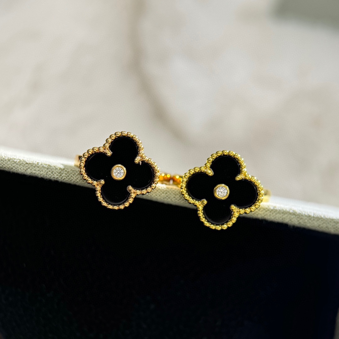 NO:107008,Fanjia Four-leaf clover with diamonds The ring is full and round, super exquisite and made of selected imported materials from Germany, electroplated thick gold, rose gold, gold, electroplated thick gold, No. 678 Ring, jewelry quality, ring, gold19860909梵家 四叶草 带钻 戒指花型饱满圆润 超精致做精选德国进口材质电镀厚金 玫瑰金黄金两色 电镀厚金 678号 戒指,饰品精品,ring,gold,Jewelry