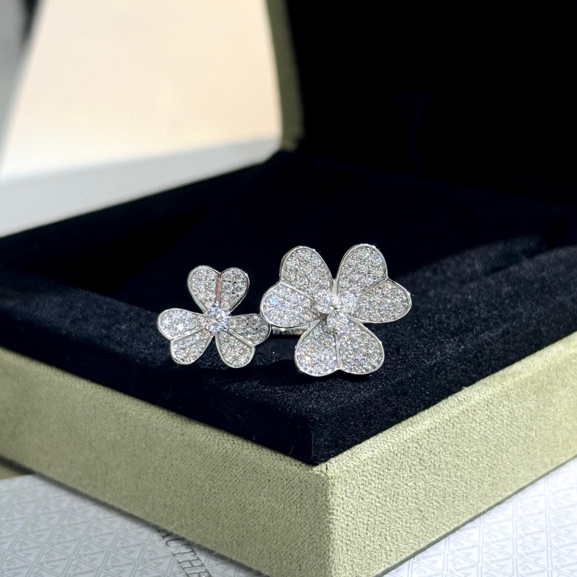 NO:106997,Van CA Clover Double Flower Opening Ring Frivole Series Selected German imported s925 sterling silver material with 18 thick gold Perfect replica Fine workmanship High-end craftsmanship technology Beautiful and finely adjustable opening Ring, jewelry quality, ring, pure silver19860909Van CA 三叶草双花 开口戒指 Frivole系列 精选德国进口s925纯银材质搭配18厚金 完美复刻 做工精细 高端工艺技术 美翻了 开口可微调 戒指,饰品精品,ring,pure silver,Jewelry