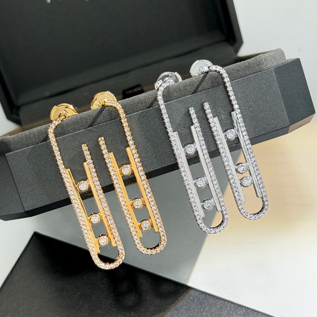 NO:112439,Messica - Sliding Diamond Earrings Necklace High-end Imported V-gold Material Electroplating Thick Gold Hand-inlaid Removable Flash Diamond is the logo design of the classic Move series. This dazzling flash diamond symbolizes the love of the past, present and future. The Move series is elegant and exquisite. As the body moves, the crystal clear flash diamond will also change its position, shining charming light under the sunshine Rose gold plating Thick Gold Earrings, jewelry boutique, earrings, necklace, hats19860909梅西卡- 滑动 钻石 耳环 项链高端进口V金材质电镀厚金 手工镶嵌 可移动的闪钻 是经典Move系列的标志设计,这颗璀璨的闪钻象征着过去、现在和未来的爱. Move系列设计优雅精致,随着身体的移动,晶莹剔透的闪钻也会跟着变换位置,在阳光的照射下闪耀着迷人的光芒 玫瑰金白金 带飞碟耳帽 电镀厚金 耳环,饰品精品,earrings,necklace,hats,Jewelry