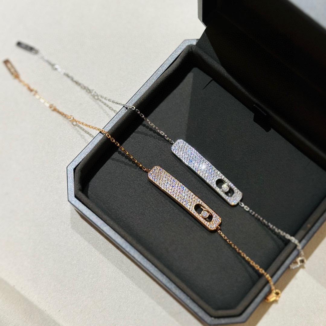 NO:107009,Messica New Full Diamond Single Diamond Sliding Bracelet High-end Customized 925 Sterling Silver Inlay, No matter the size and depth, the movable flash diamond is the logo design of the classic Move series. This dazzling flash diamond symbolizes the love of the past, present and future. The Move series is elegant and exquisite. As the body moves, the crystal clear flash diamond will also change its position, shining charming light under the sunshine. Rose gold plating thick gold bracelet, jewelry fine, bracelet, pure silver19860909梅西卡 新款 满钻 单钻滑动 手链 高端定制925纯银镶嵌 无论大小、深度都跟专柜一致 可移动的闪钻 是经典Move系列的标志设计,这颗璀璨的闪钻象征着过去、现在和未来的爱. Move系列设计优雅精致,随着身体的移动,晶莹剔透的闪钻也会跟着变换位置,在阳光的照射下闪耀着迷人的光芒 玫瑰金白金 电镀厚金 手链,饰品精品,bracelet,pure silver,Jewelry