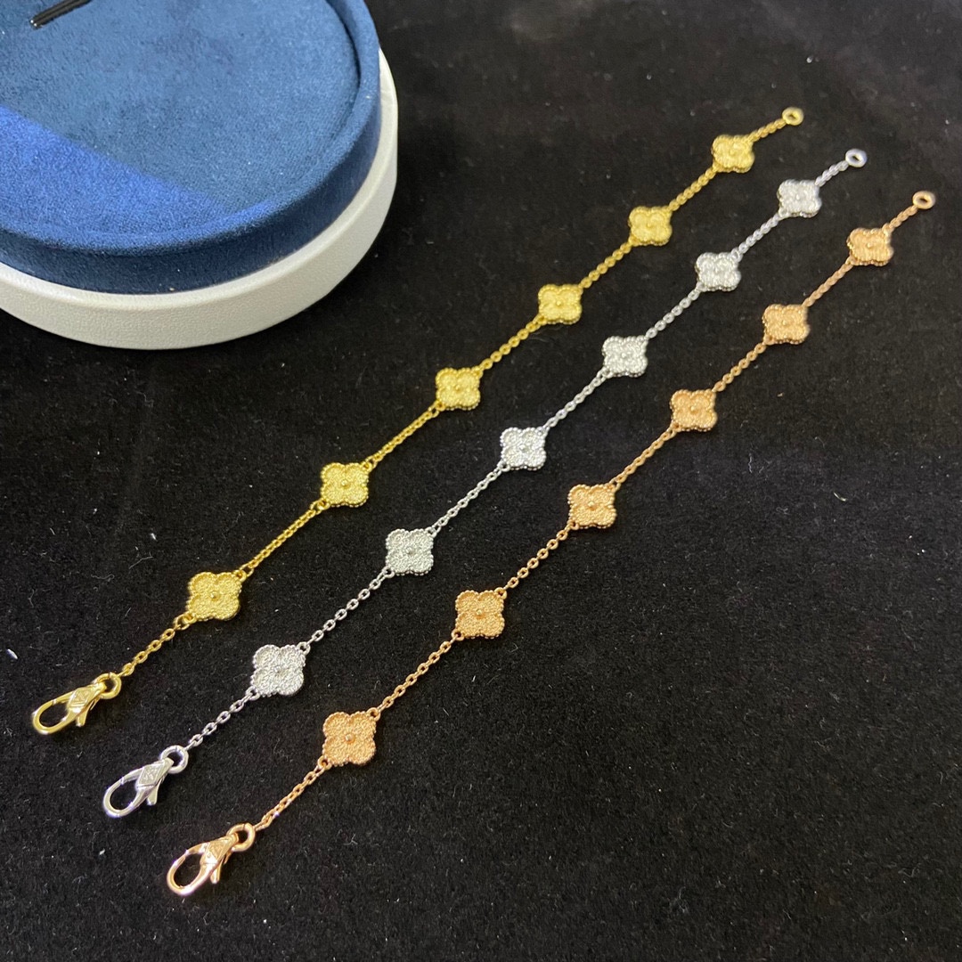 NO:107025,Classic Van Clerk Arpels Four-leaf Crop Six Flower Bracelet, VCA gold-plated four-leaf Crop shines like diamonds. This plain gold bracelet is very high-end when worn alone. Remember to choose rose gold and gold. Both white belts are beautiful in both colors. Yellow skin, the rose gold you choose is much more beautiful than the photos!  , jewelry boutique, van cleef, bracelet, gold19860909经典款梵克雅宝四叶草六花手链,vca烫金四叶草闪耀如钻 这款素金手链 ,单戴叠戴都很高级.切记有玫瑰金和黄金的选择,白皮带两种颜色都很美.黄皮肤,选择的玫瑰金,实物比照片美多了！,饰品精品,van cleef,bracelet,gold,Jewelry