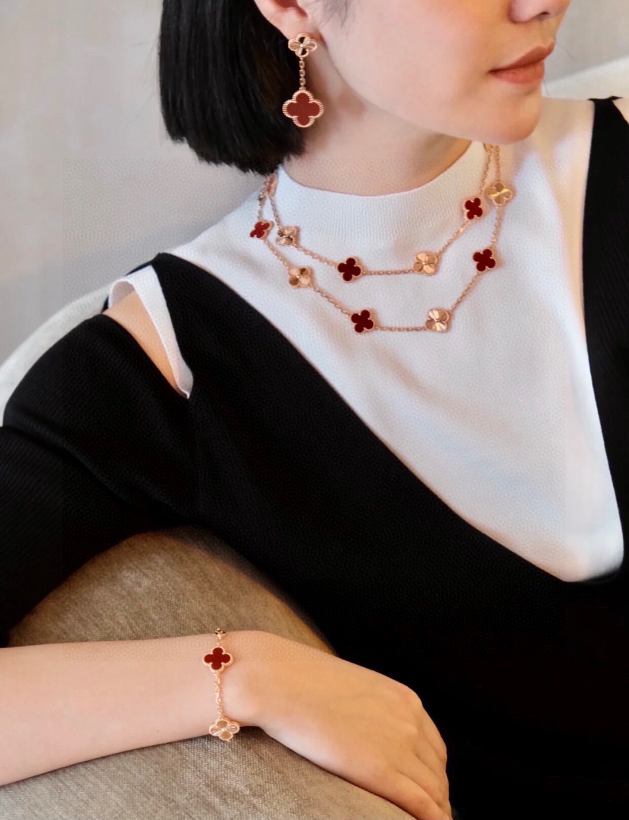 NO:107028,Van Cleef & Arpels VCA laser CNC   chalcedony cereal 20-flower necklace with large quantity. Private chat V gold material, K gold quality, not afraid of comparing goods, just afraid you don't know what to do [smile] Real gold electroplating, electroplating factory promises to keep color for one year VCA twenty-flower sweater chain, can also be made into necklaces twice in winter essential items, counter diamond buckle, very highlighting style, all inlaid with natural stone, only made of high-end goods, sub-gold material, electroplating 5 does not fade, our products are color-keeping first, mainly electroplating, the material has no impact, electroplating is cheap, 925 silver will also fade, the four-leaf clover is filled with French elegance, exuding a natural romantic atmosphere, daily wear, matching dresses or sweater chains, all show temperament, making you the focus of beauty at any time., jewelry boutique, van cleef, sweaters, necklace19860909梵克雅宝VCA镭射CNC 红玉髓四叶草二十花项链量大私聊V金材质,K金质量,不怕货比货,就怕你不懂货[微笑]真金电镀, 电镀厂承诺保色一年vca二十花毛衣链 也可绕两圈做项链 冬日必备单品 专柜菱形扣 非常凸显气质的款 ,全部用天然石镶嵌 只做高端货亚金材质,电镀咪5不掉色,我们的产品保色第一,主要是电镀方面,材质没有影响,电镀便宜的,925银也一样会褪色 ,四叶草弥漫着法式优雅,散发着自然的浪漫气息,日常佩戴、搭配礼服或是作为毛衣链,都超显气质,让你随时成为美丽的焦点.,饰品精品,van cleef,sweaters,necklace,Jewelry