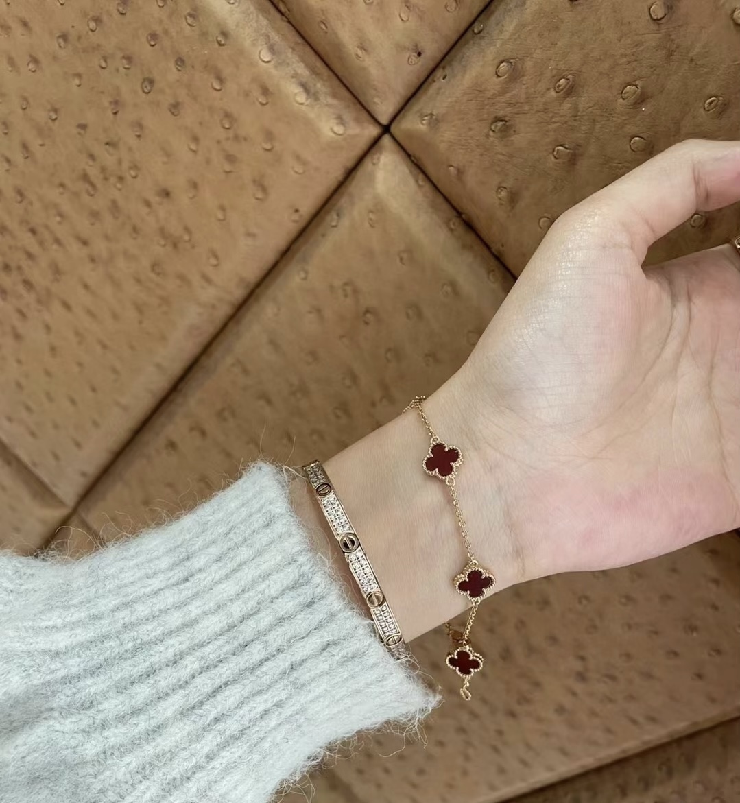 NO:107022,Mini Six-flowered Agate Vca Van Cleopard Super Invincible Classic Four-leaf Crop, a timeless style, a classic Four-leaf Crop Mini Bracelet, not only classic and durable, but also super versatile, imported material, electroplated thick gold, super beautiful, silver, gold, rose gold, three colors, jewelry quality, van clue, bracelet, gold19860909迷你六花红玛瑙Vca 梵克雅宝 超级无敌无敌经典的四叶草 万年不过时的款式 经典四叶草迷你手链 不止经典耐看 还超百搭 采用进口材质电镀厚金 超美腻 银色 黄金 玫瑰金三个颜色齐,饰品精品,van cleef,bracelet,gold,Jewelry