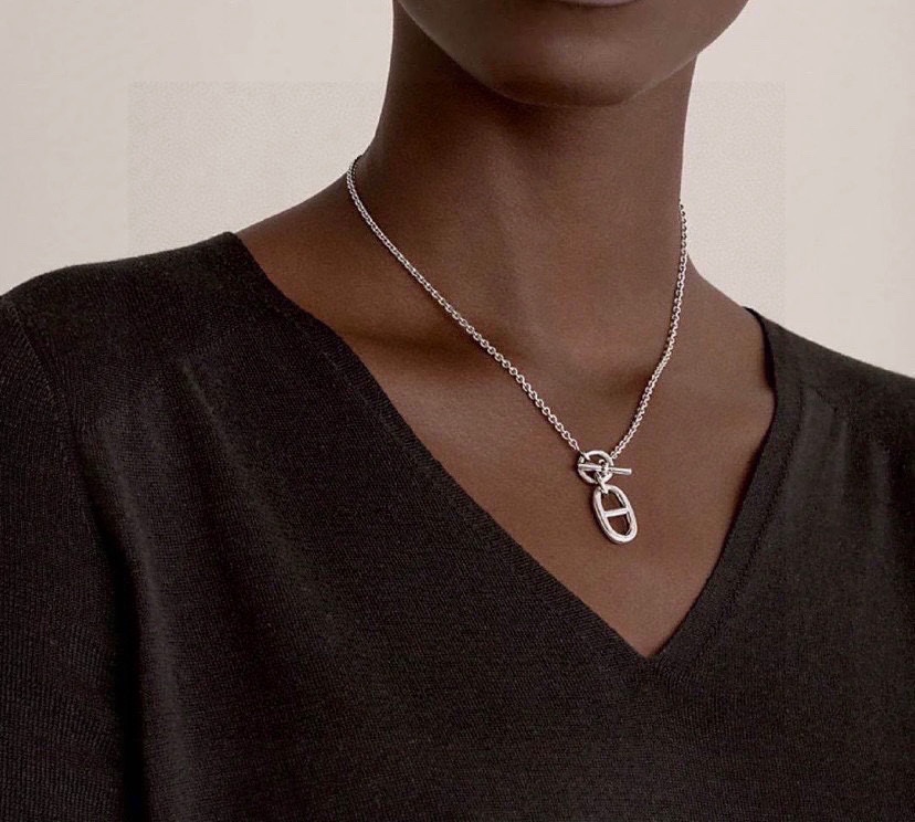 NO:107026,[Updated version] Celebrities, Internet celebrities, and socialites are irresistible!  H*ermes Pig Nose Farandole full silver necklace, a cool and classic logo, an undefeated element on the brink of fashion in ancient and modern times, Chinese and foreign countries, and matched with various necklaces, bracelets, and even watches. Easily switch to modern styles and become popular in the ins industry, which shows that the influence in the trend industry cannot be underestimated!  Perfect print, jewelry fine, necklace, bracelet19860909【升级版本】明星、网红、名媛都难以抗拒！ H*ermes 猪鼻子Farandole全银项链 酷劲十足的经典标志 古今中外时尚浪尖上的不败元素 搭配各种项链,手链,甚至是手表 轻松切换花样摩登造型 ins爆红,可见在潮流界影响力不容小觑！ 完美字印,饰品精品,necklace,bracelet,Jewelry