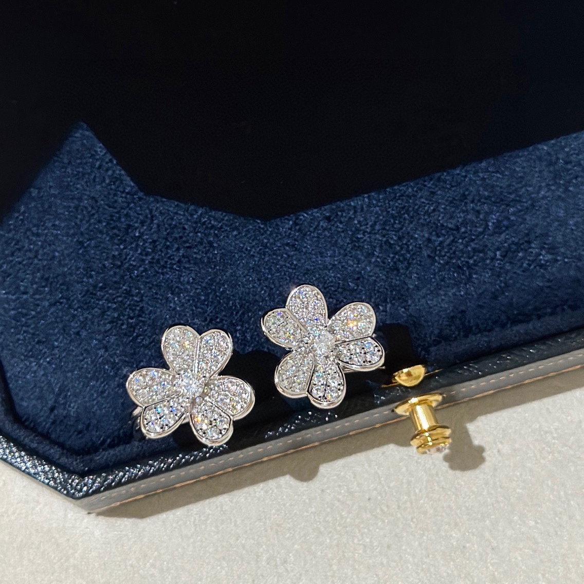 NO:107029,Original version of Van Cleef & Arpels Frivole series Fully diamond Clover earrings Earrings Ear buttons Classic ear shots Selected imported German full diamonds High carbon diamonds Electroplating thick gold upper ears Super beautiful ears Earrings, jewelry boutique, van cleef, earrings19860909原版打版梵克雅宝 Frivole系列 满钻三叶草耳钉 耳环 耳扣款 经典 耳拍 精选德国进口满钻高碳钻 电镀厚金 上耳超美 耳钉,饰品精品,van cleef,earrings,Jewelry