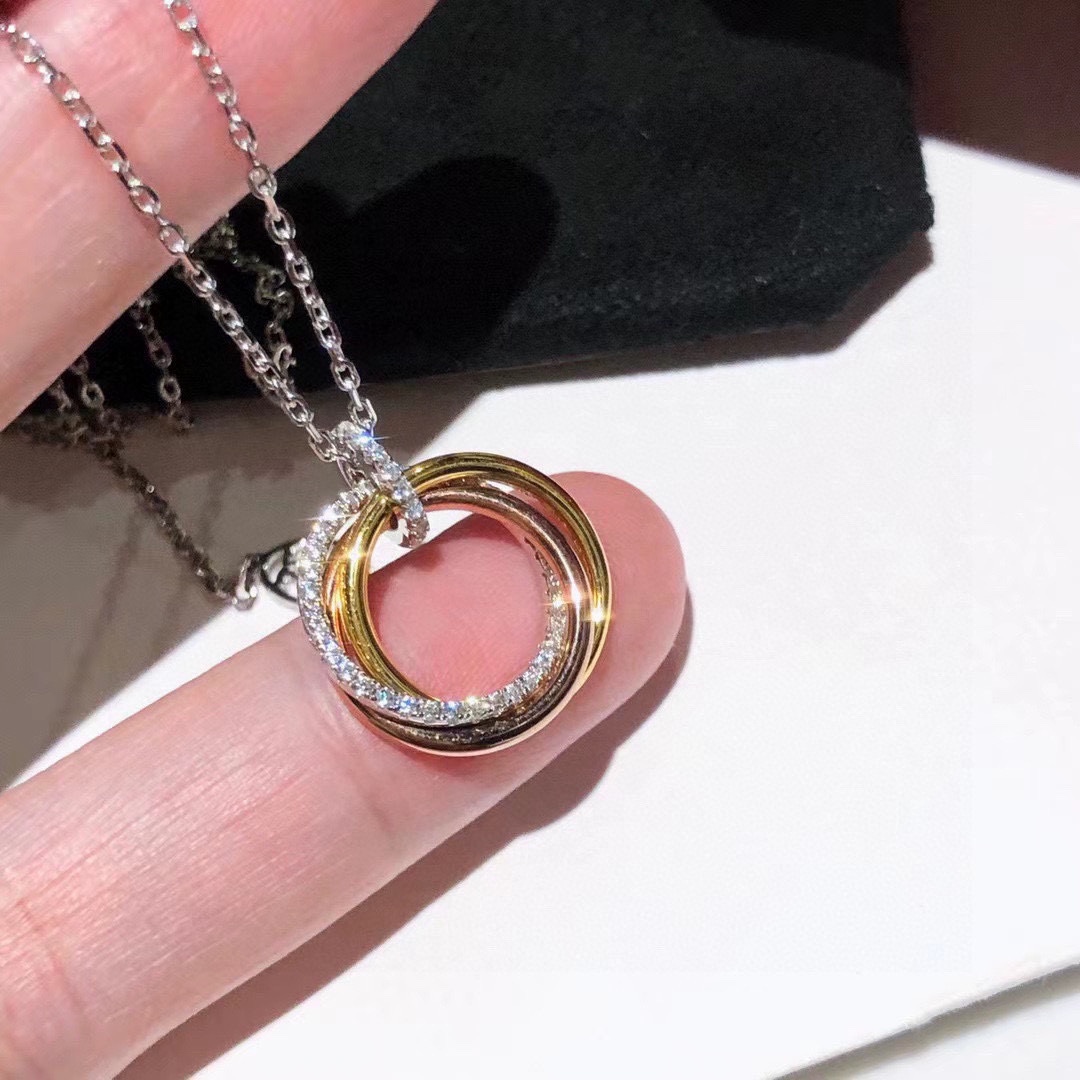 NO:107038,Cartier's new three-ring necklace is a double-sided style, can be worn on both sides, the details are very heavy in electroplating and color separation. The only lettering button and the middle connection part, one to one. 925 sterling silver micro-setting process, original letter printing. The fried chicken is beautiful, the whole part is all hand-material, the whole body V gold electroplating thick gold, inlaid with imported zircon, jewelry quality, cartier, necklace, pure silver19860909卡地亚 新款三环项链 ,是双面的款式,两面都可以佩戴,细节非常重电镀分色 唯一的刻字扣子和中间连接部分上,一比一 925纯银微镶工艺,原版字印 炒鸡漂亮,整体部件全部手材质通体V金电镀厚金,镶嵌进口锆石,饰品精品,cartier,necklace,pure silver,Jewelry