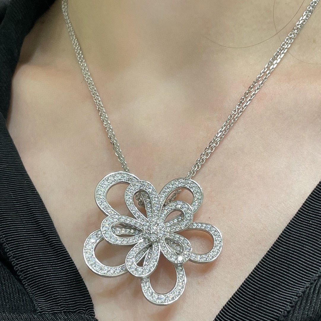 NO:107021,VCA double-layer flower necklace/breast dual-purpose model, (chain sterling silver) breaks the classic full-diamond style of four-leaf clover is particularly adorable, with white and tender skin tone, especially versatile, suitable for any occasion, sister party, very proud of face., jewelry boutique, necklace, brooch, breastpin, pure silver19860909VCA双层花朵项链/胸针两用款,（链条纯银）打破四叶草的经典满钻款特别惹人爱,衬肤色白嫩,特别百搭,适合任何场合,姐妹聚会,倍有面子.,饰品精品,necklace,brooch，breastpin,pure silver,Jewelry