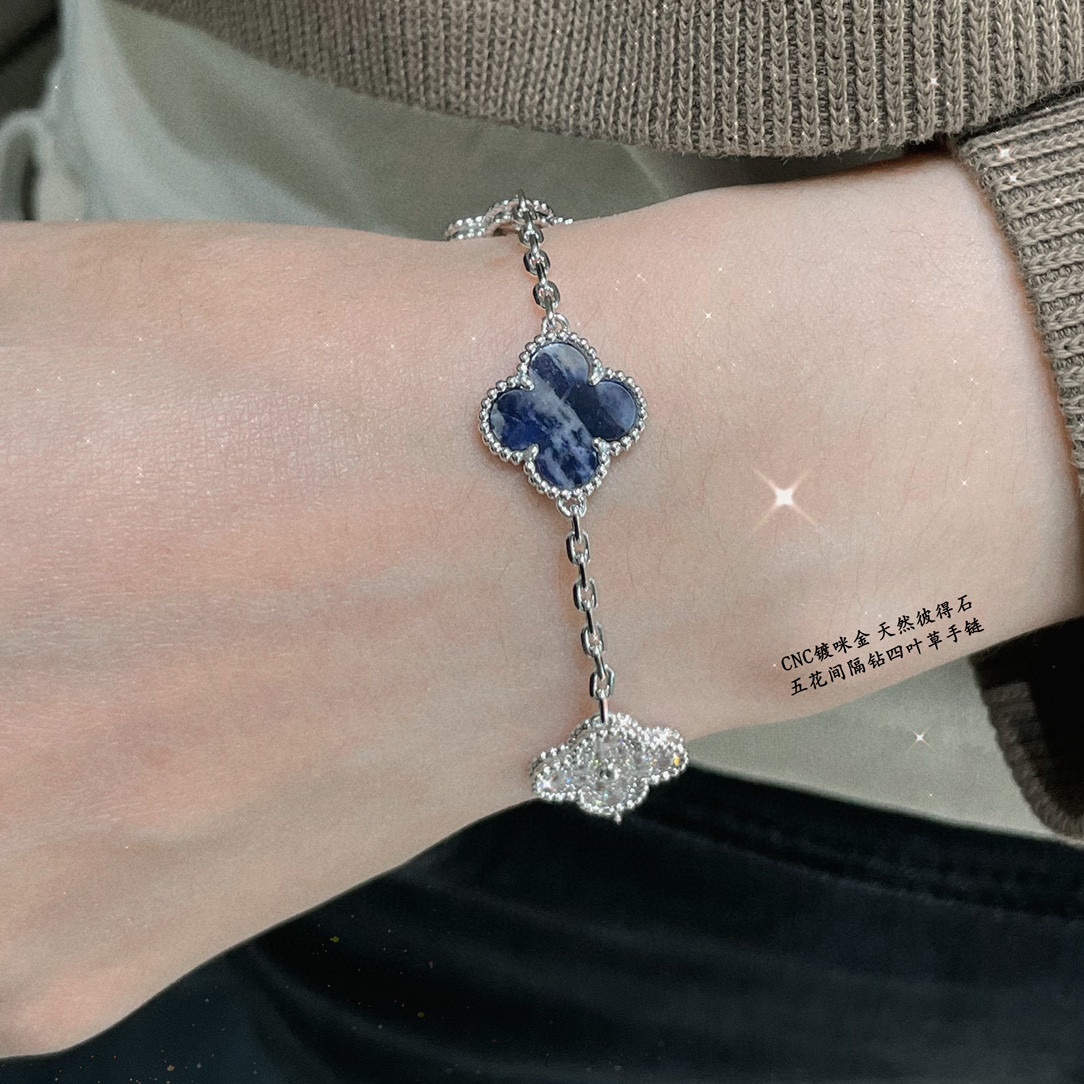 NO:107024,VCA natural Peter Stone spaced diamond four-leaf clover bracelet explodes and looks white, and it is absolutely unique!  The high-end appearance in the sea of ​​stars serves as the super heavy industry Christmas limited edition, natural Peter Stone, each angle has different colors, the style is super positive, the original details, and many versions on the market are wrong!  Very good luster, fine jewelry, bracelet19860909VCA天然彼得石间隔钻五花四叶草手链 炸裂显白,绝绝子！ 星辰大海里的高级颜值担当超级重工圣诞限定款,天然彼得石,每个角度都有不同的颜色,版型超级正,正版细节,市面上很多版都是错的！光泽非常好,饰品精品,bracelet,Jewelry