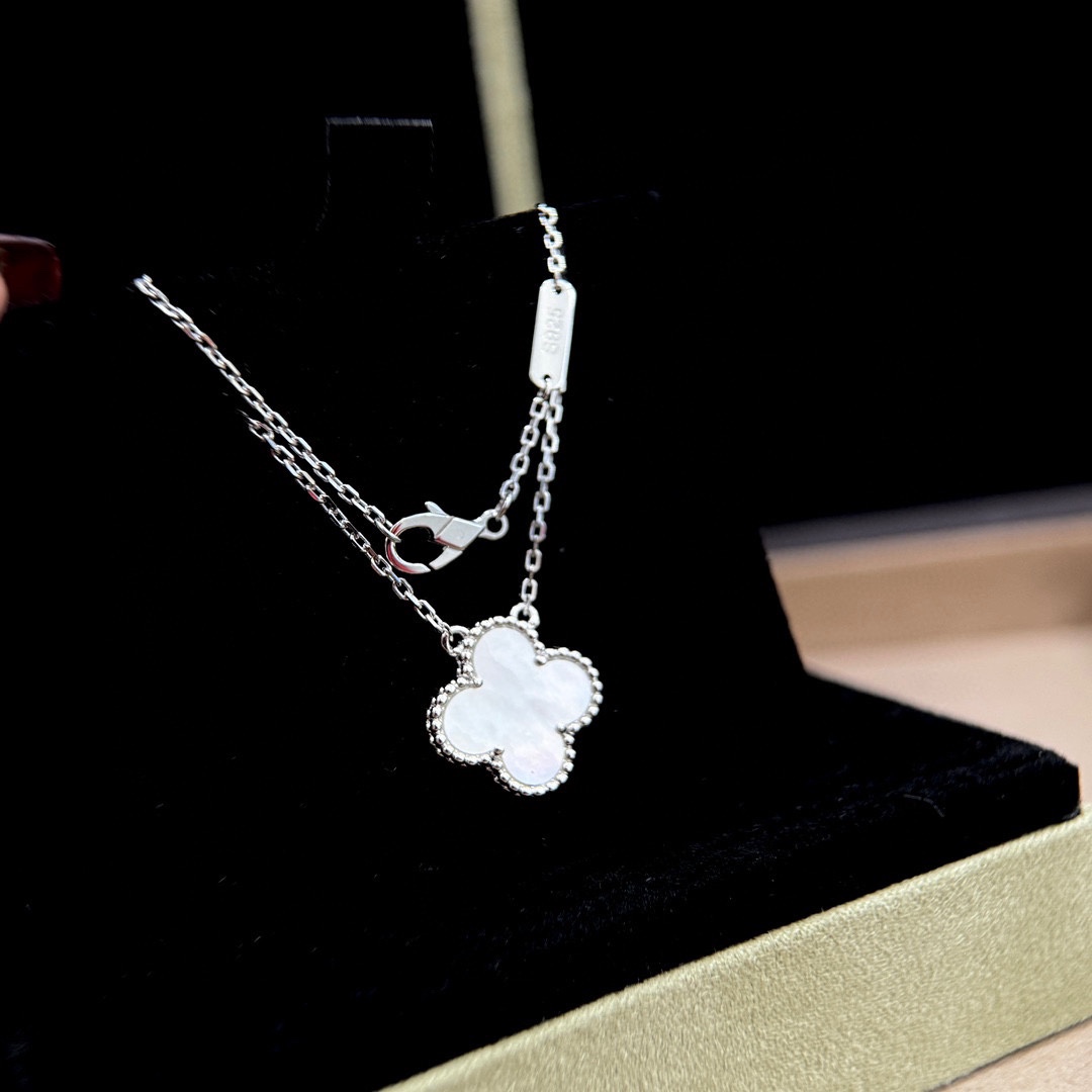 NO:106831,Fanjia Classic White Shell Four-Leaf Crop Necklace Use 5A Level Natural White Fritillar Grinding and Cut Four-Leaf Crop Shape with Electroplating 18K Gold Counter crafts Seamless inlay Necklace, jewelry boutique, necklace19860909梵家 经典 白贝 四叶草 项链 采用5A级别天然白贝母打磨切割四叶草形状 搭配电镀18K金 专柜工艺 无缝镶嵌 项链,饰品精品,necklace,Jewelry