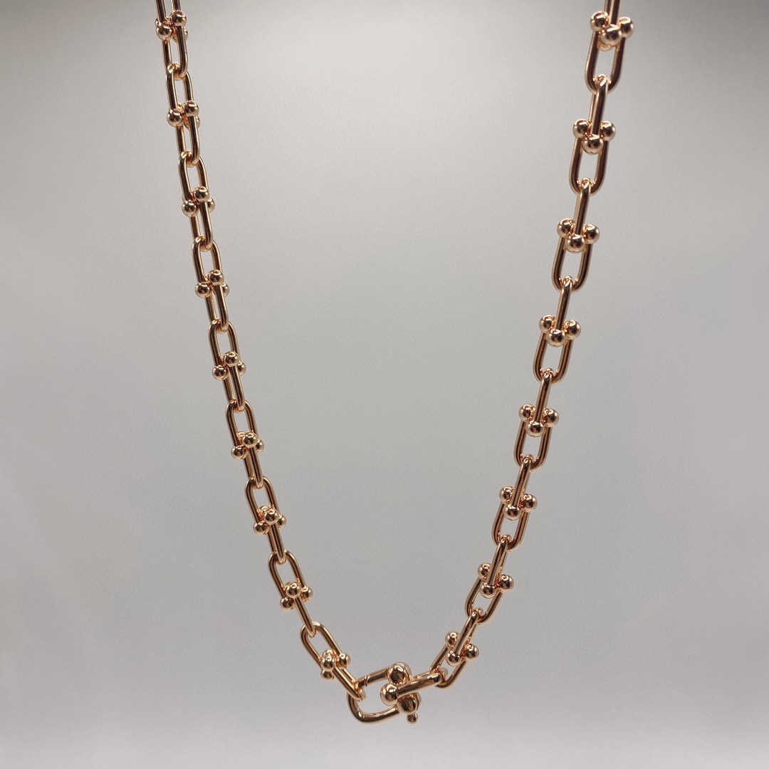 NO:106835,Tiffany Joints, thick necklaces, major internet celebrity bloggers, TiffanyHardWear, popular U-shaped joints, chain ring series, winding series, seems simple, but in fact, it requires 9981 craftsmanship to present a three-dimensional avant-garde design from large to small, and in a gradient form, avant-garde design full of three-dimensionality. Even the masters of mix and match can't put it down, look ins, all kinds of handsome men and good women are deeply involved!  Trendy people must not miss it, get it ~ three golds, jewelry boutiques, tiffany, necklace19860909Tiffany 蒂芙尼 关节 粗款项链 各大网红博主 TiffanyHardWear火爆开启 U型 关节 链环系列 缠绕系列 看似简易,实则需要九九八十一道工艺才能将链环由大到小以渐变的形式呈现出充满立体感的前卫设计光看细腻、混搭达人都爱不释手不信,翻看ins 各路型男善女都深陷其中！潮人们绝对不能错过,Get起来～三金,饰品精品,tiffany,necklace,Jewelry