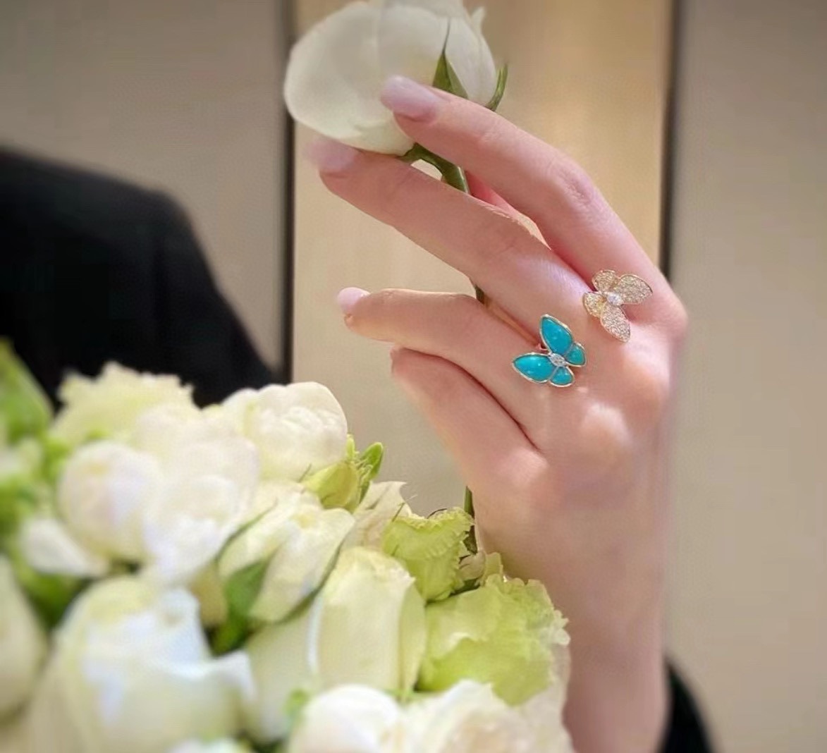 👑梵家 新款 蓝松满钻 双蝴蝶 戒指💍只要目睹过蝴蝶系列的美女们都会沦陷，因为她美得不可方物💓这只蝴蝶飞