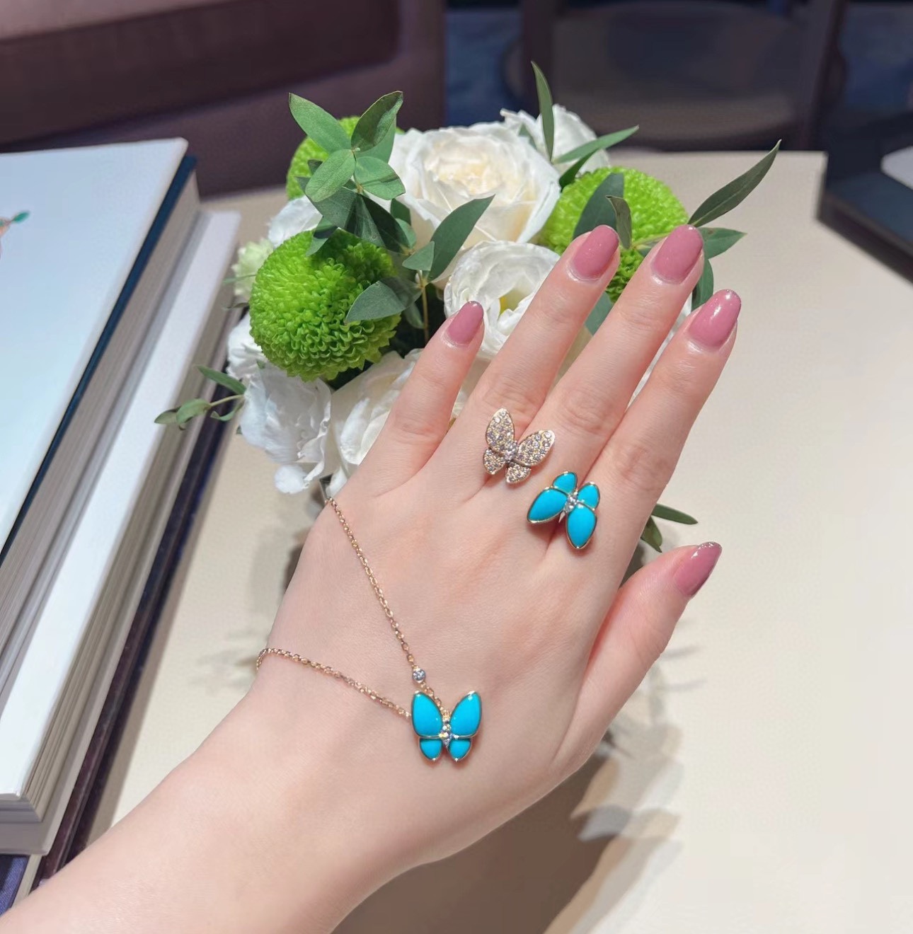 👑梵家 新款 蓝松满钻 双蝴蝶 戒指💍只要目睹过蝴蝶系列的美女们都会沦陷，因为她美得不可方物💓这只蝴蝶飞