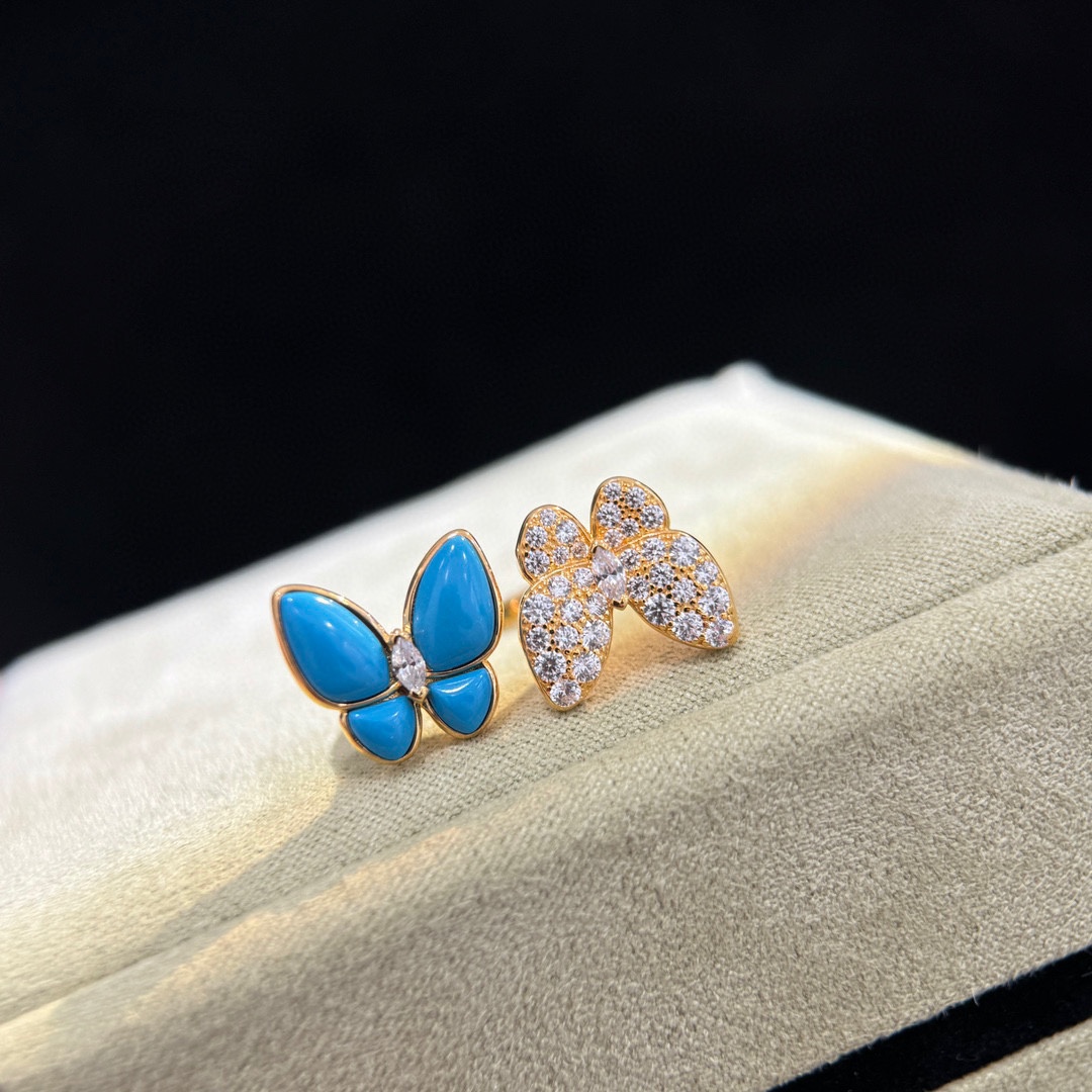 👑梵家 新款 蓝松满钻 双蝴蝶 戒指💍只要目睹过蝴蝶系列的美女们都会沦陷，因为她美得不可方物💓这只蝴蝶飞