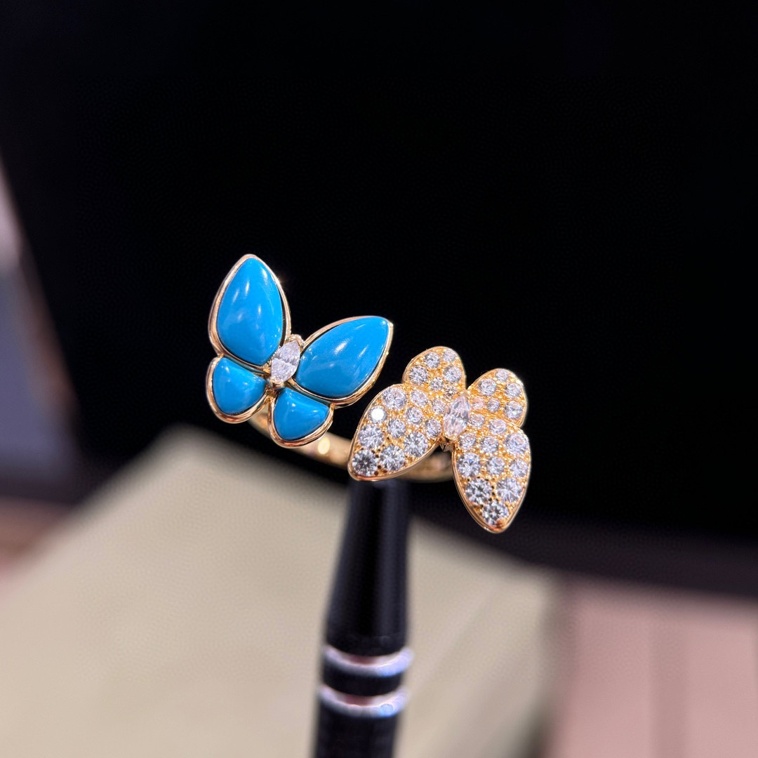 👑梵家 新款 蓝松满钻 双蝴蝶 戒指💍只要目睹过蝴蝶系列的美女们都会沦陷，因为她美得不可方物💓这只蝴蝶飞
