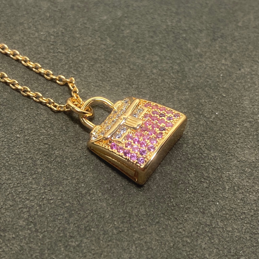 NO:112443,Hermes pink diamond bag necklace, really beautiful and versatile, this Hermes bag necklace is definitely fashionable [happy] [happy], jewelry boutique, hermes, necklace19860909爱马仕粉钻包包项链,真心好看百搭,这条爱马仕包包项链绝对带出去洋气[愉快][愉快],饰品精品,hermes,necklace,Jewelry
