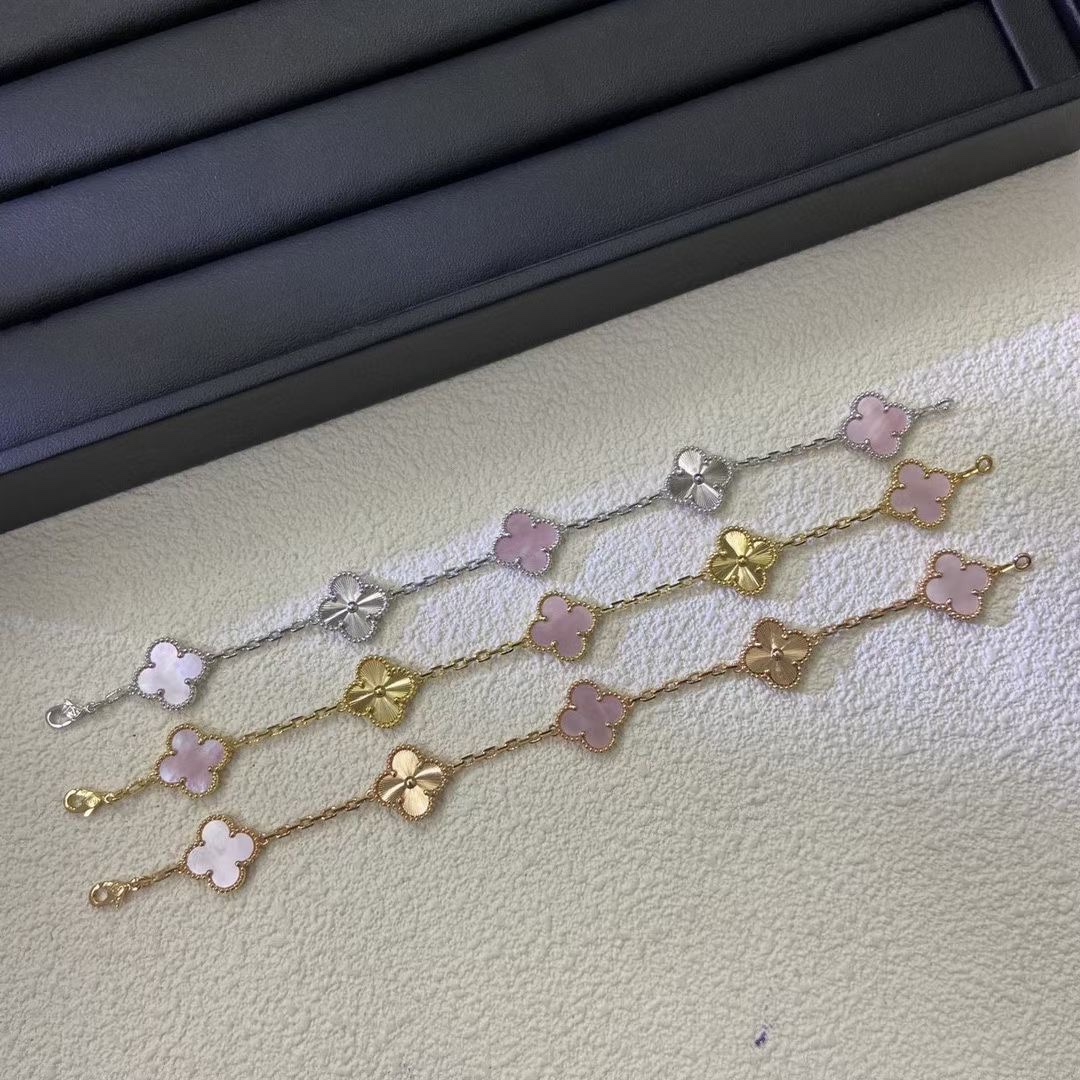 NO:106842,VCA natural pink shell five-flower four-leaf clover bracelet.Cleef&Arpels four-leaf clover This series is designed with flexible lines and easy to wear. It shows the possibility of infinite matching and brings a rich and diverse style to the life of every woman., jewelry boutique, christian louboutin, bracelet19860909VCA天然粉贝五花四叶草手链.Cleef&Arpels 四叶草 此系列设计灵动,线条流畅,易于佩戴.展现无限搭配的可能,为每一位女性的生活带来丰富多样的风姿.,饰品精品,christian louboutin,bracelet,Jewelry