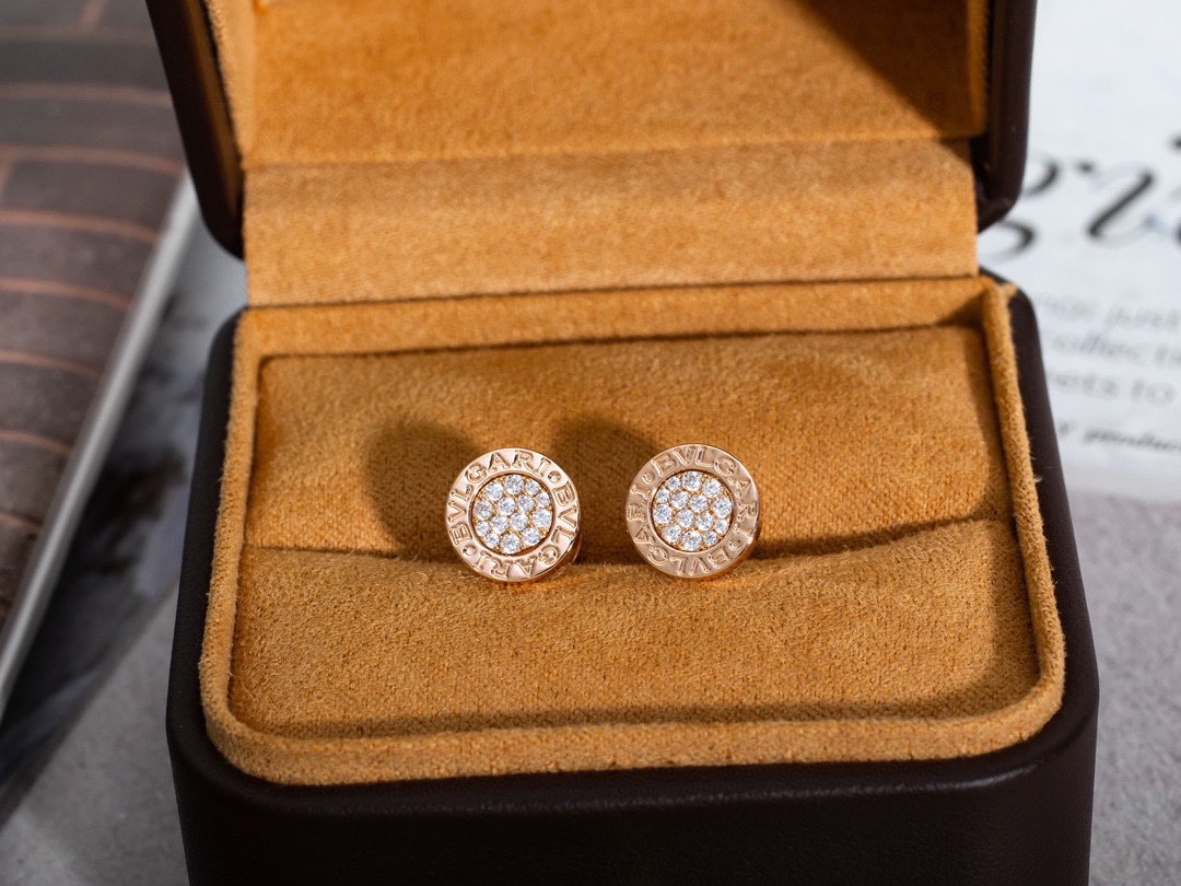 NO:106879,The BV series full-diamond round stud earrings are not like the diva, but they are so slim waisted. This series has various black and white fritillar styles, and the new ones with diamonds are also good-looking. The fried chicken bling full-diamond round stud earrings are so classic, fashionable and not ostentatious, can be casual or cool, can be worn by boys and girls, and can be easily controlled in various occasions   UFO 15, jewelry quality, bottega veneta19860909BV系列满钻圆盘耳钉,不像diva有点娘,小蛮腰么实在太多人戴了.这个系列有黑白各种贝母款式,新增带钻的也好看,炒鸡bling 满钻圆饼耳钉经典到不行,时尚不张扬、可以随性也可以很酷,男生女生都能佩戴,各种场合都能轻松驾驭 飞碟15,饰品精品,bottega veneta,Jewelry